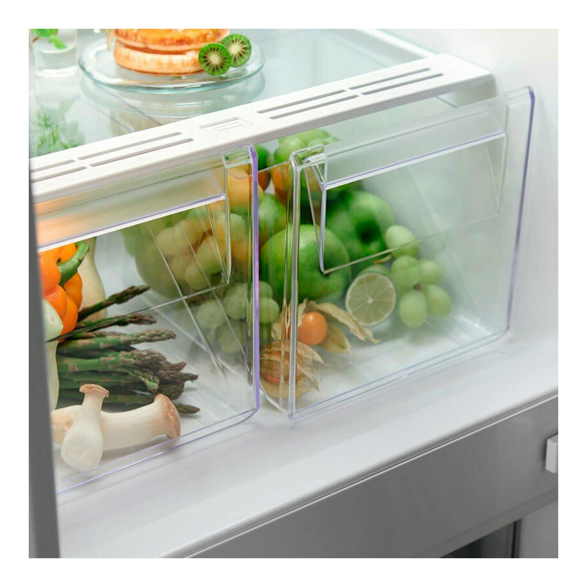 Frigorífico combi integrable Electrolux ENT6NE18S, vista interior en blanco con cajones transparentes y verduras.