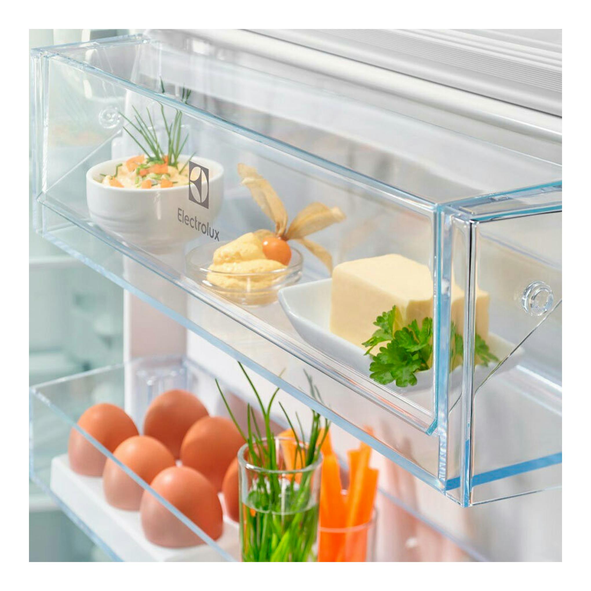 Interior de frigorífico integrable Electrolux ENT6NE18S con cajones transparentes y alimentos, vista frontal.