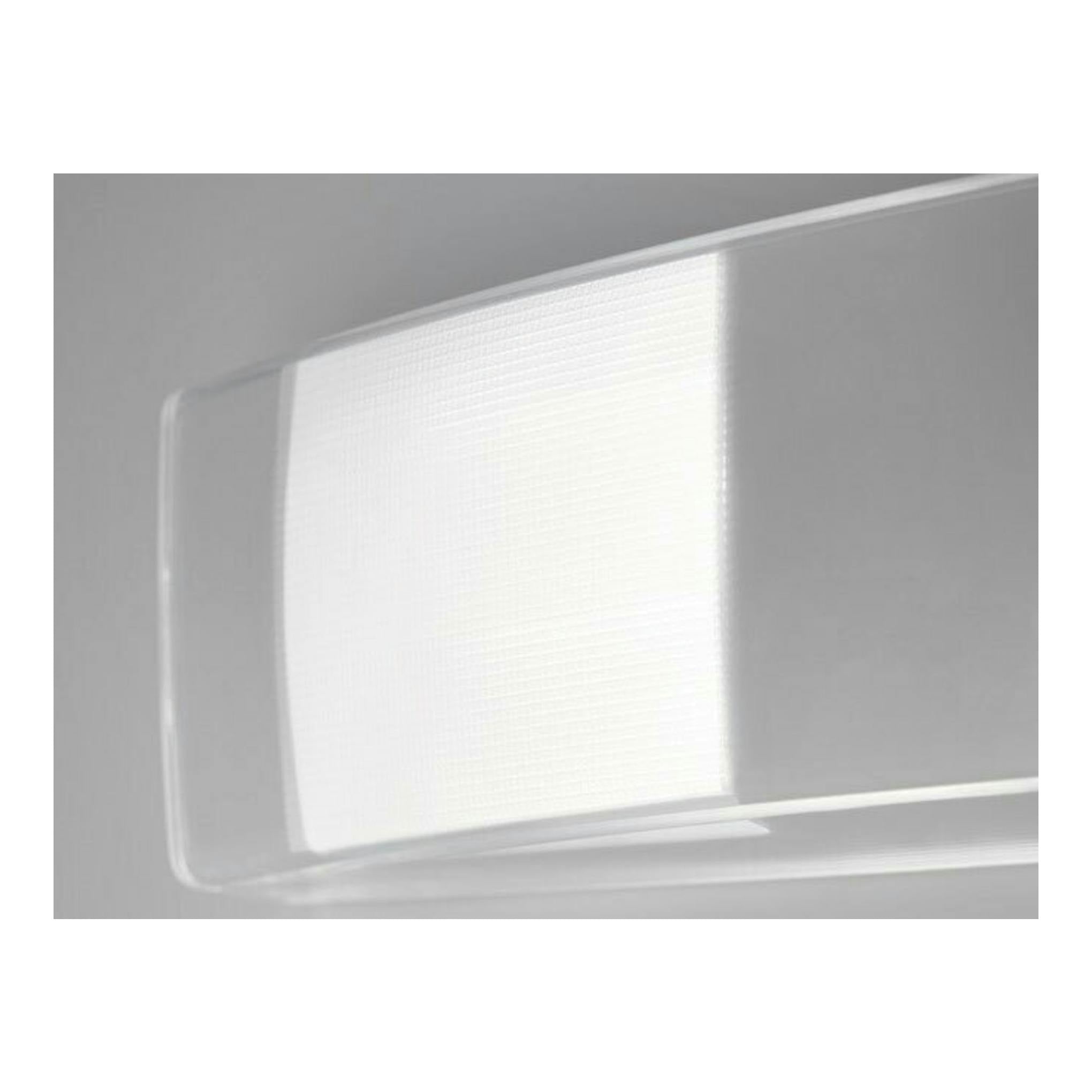 Electrolux ENT6NE18S: primer plano de la luz LED interior blanca de un frigorífico integrable.