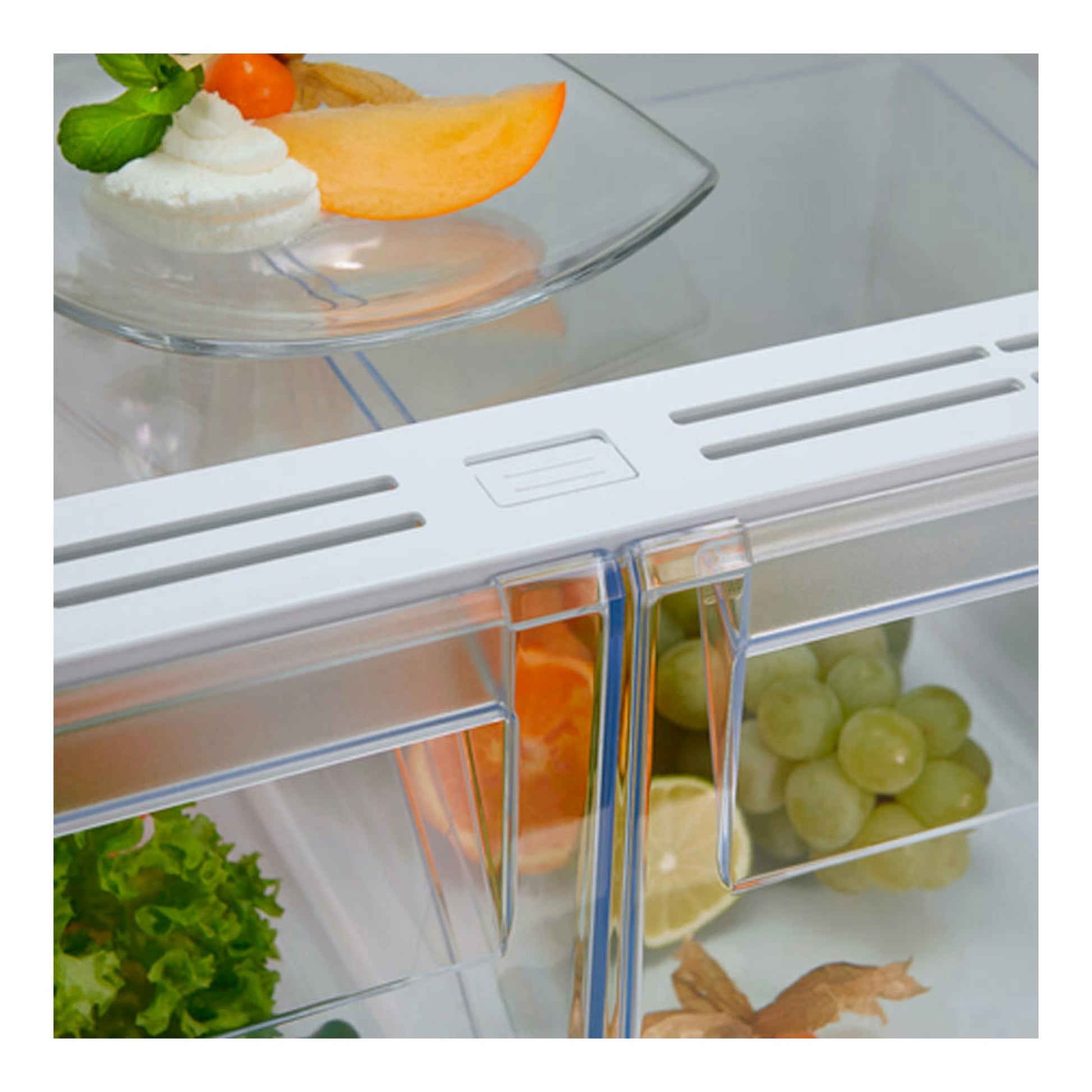 Frigorífico combi integrable Electrolux LND5FE18S, vista interior con estantes de vidrio y fruta fresca