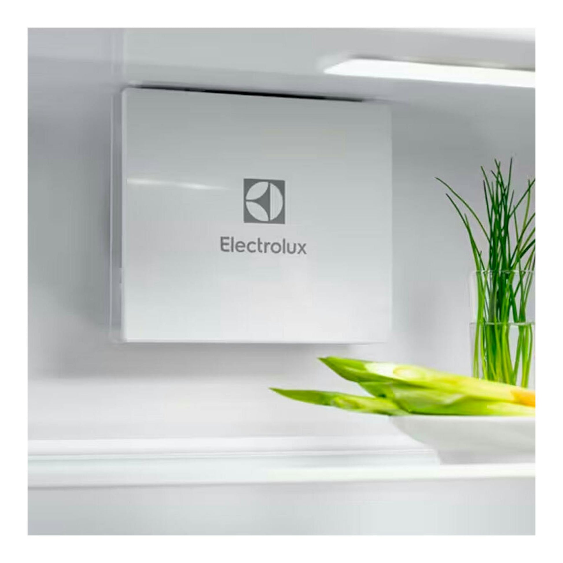 Frigorífico integrable Electrolux LND5FE18S blanco, vista frontal en cocina.