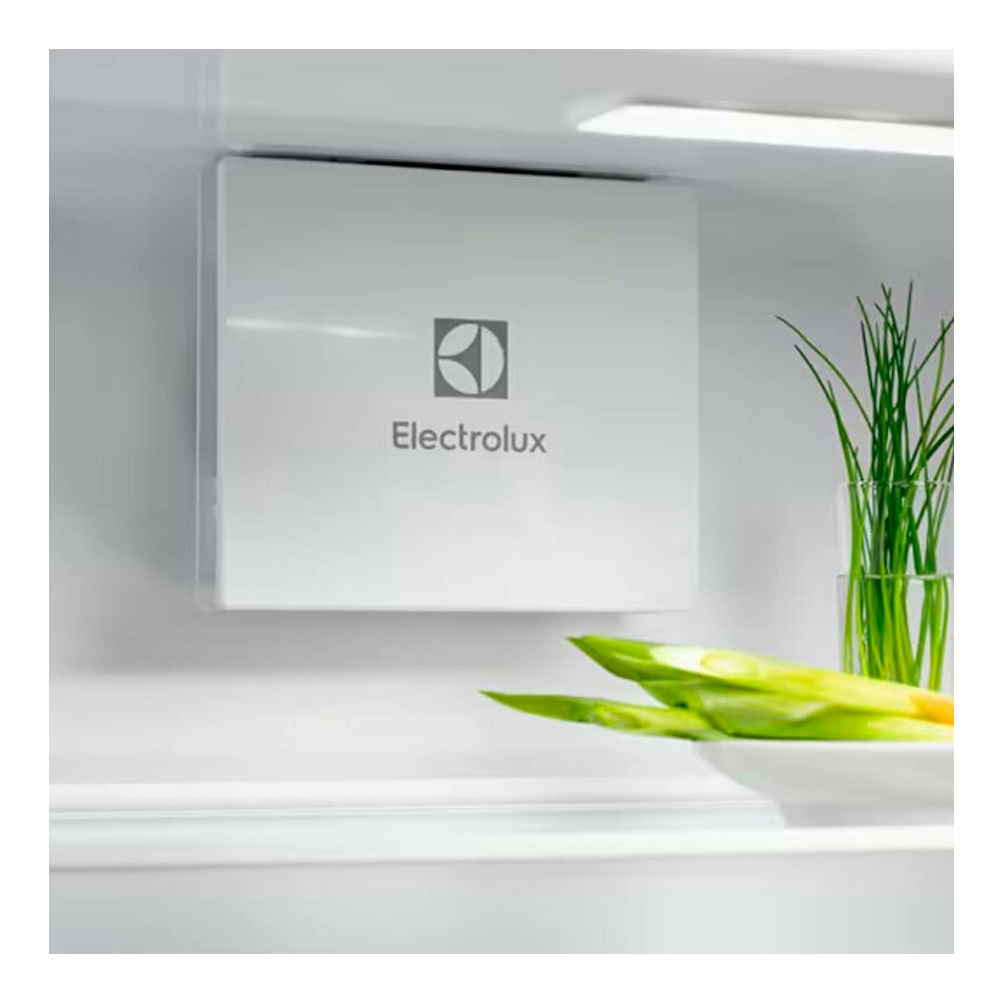 Frigorífico integrable Electrolux LND5FE18S blanco, vista frontal en cocina.