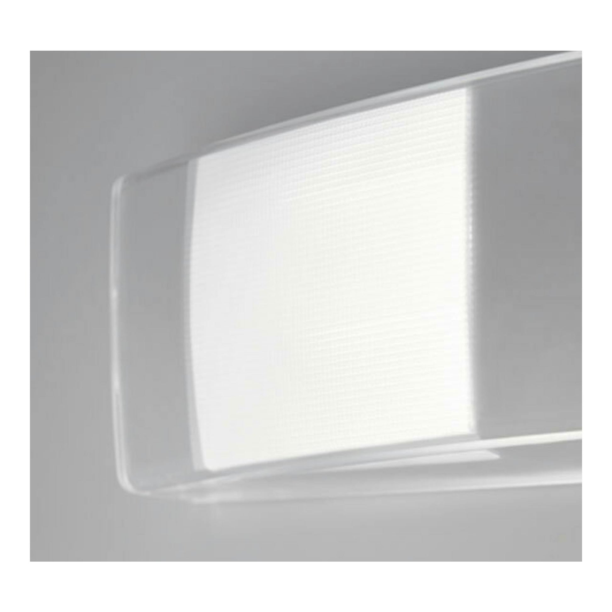 Electrolux LND5FE18S: primer plano de interior blanco con pieza de plástico transparente del frigorífico.