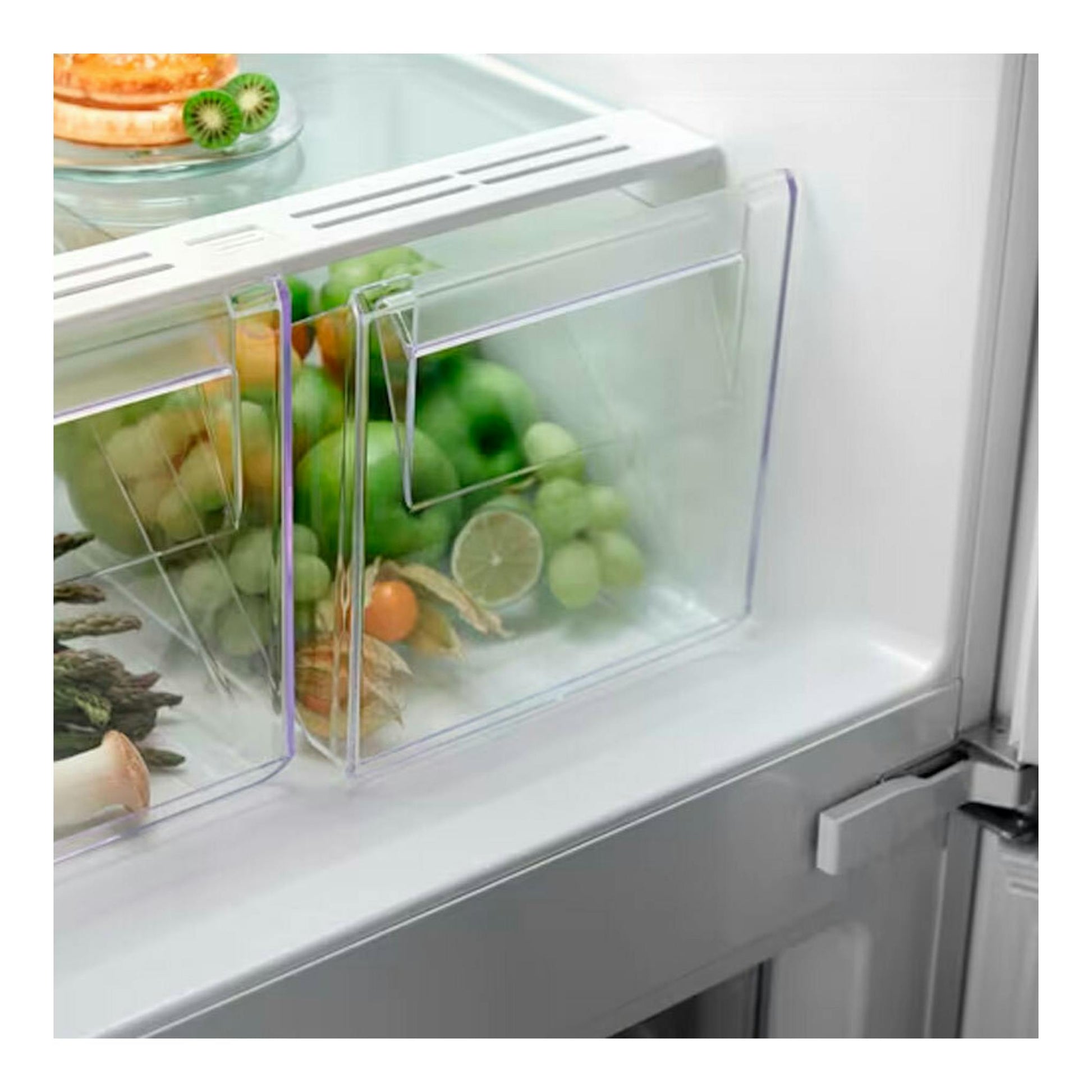 Frigorífico combi integrable Electrolux LNS5LE18S, primer plano del interior con cajones transparentes y verduras.