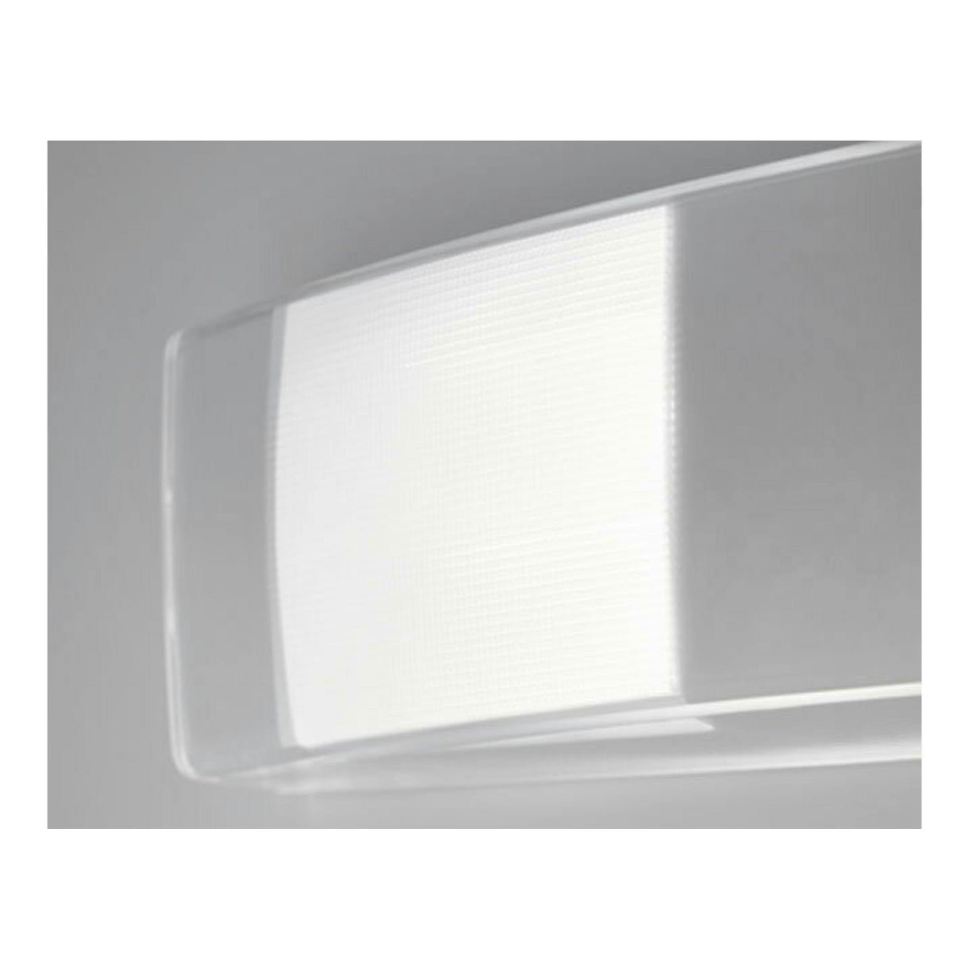 Primer plano del interior de un frigorífico Electrolux LNS5LE18S con luz LED blanca.