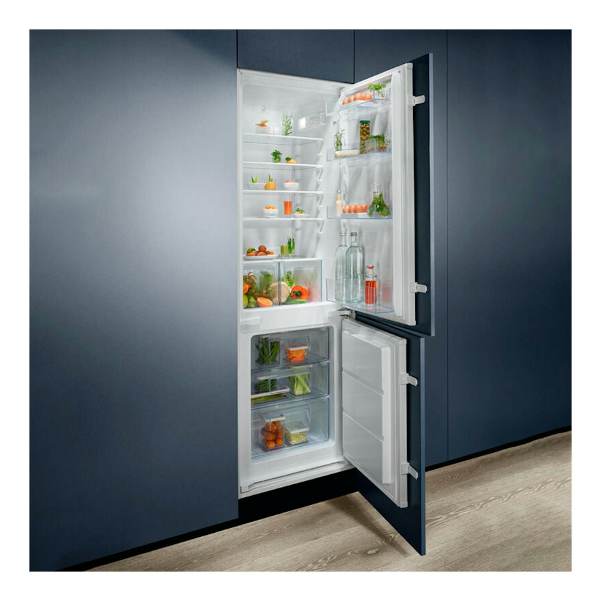 Frigorífico combi integrable Electrolux LNS5LE18S, vista frontal, puerta abierta, encastrado en mueble azul oscuro.