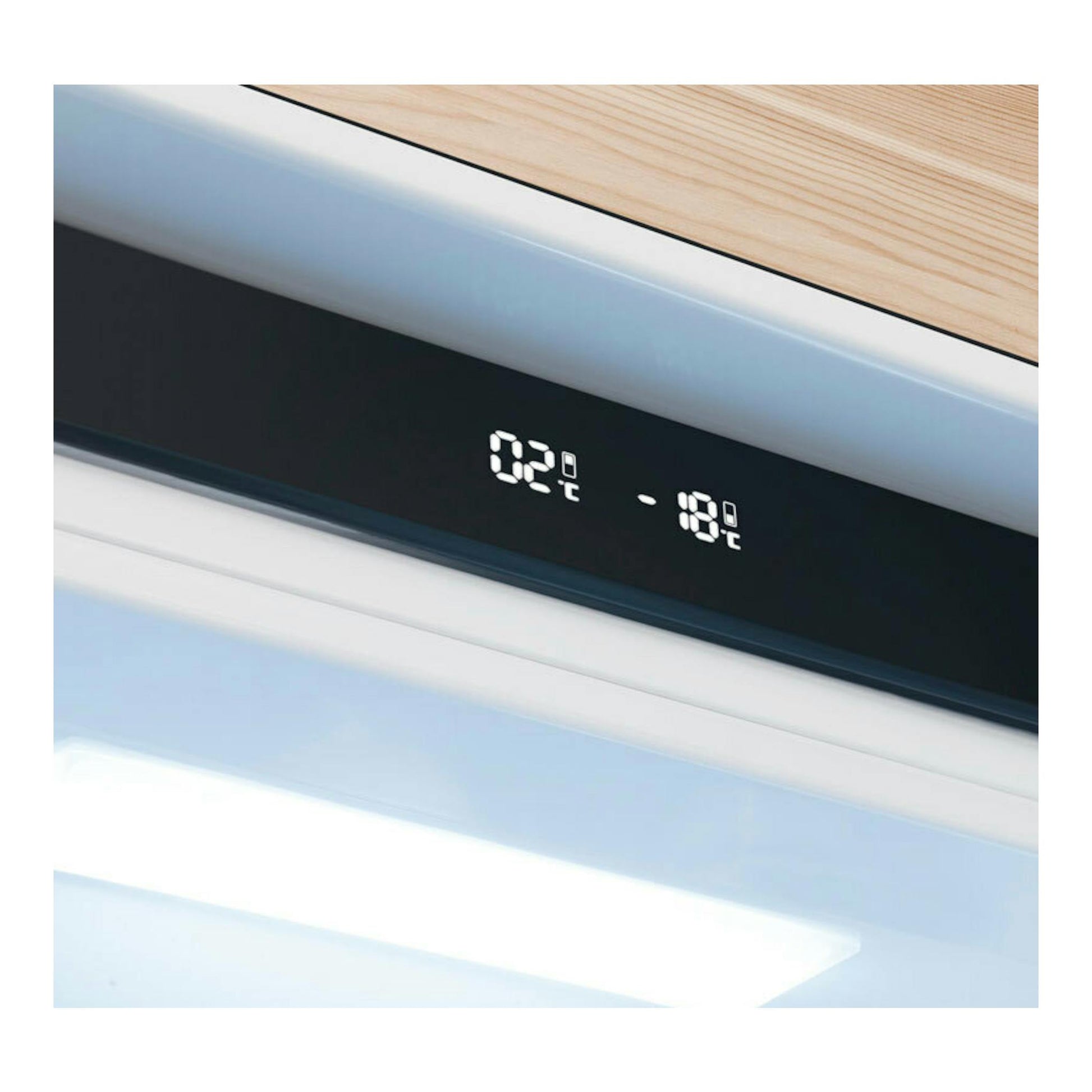 Frigorífico combi integrable Fagor 3FIC-5550, primer plano del panel digital con 2 °C y -18 °C.