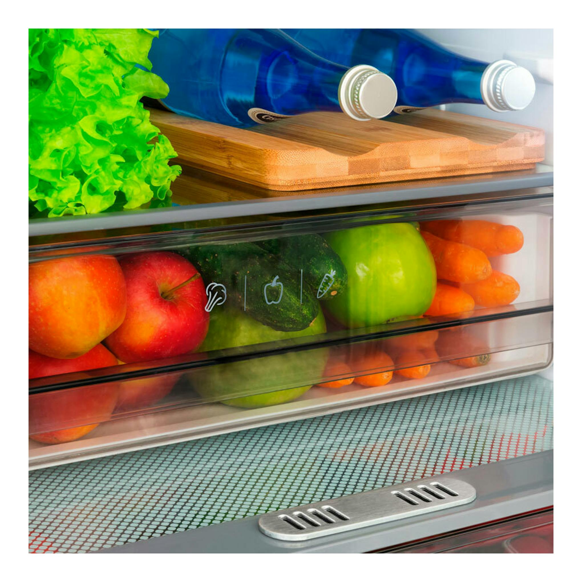 Frigorífico combi integrable Fagor 3FIC-5550, interior con frutas, verduras y botellas en cajones transparentes.