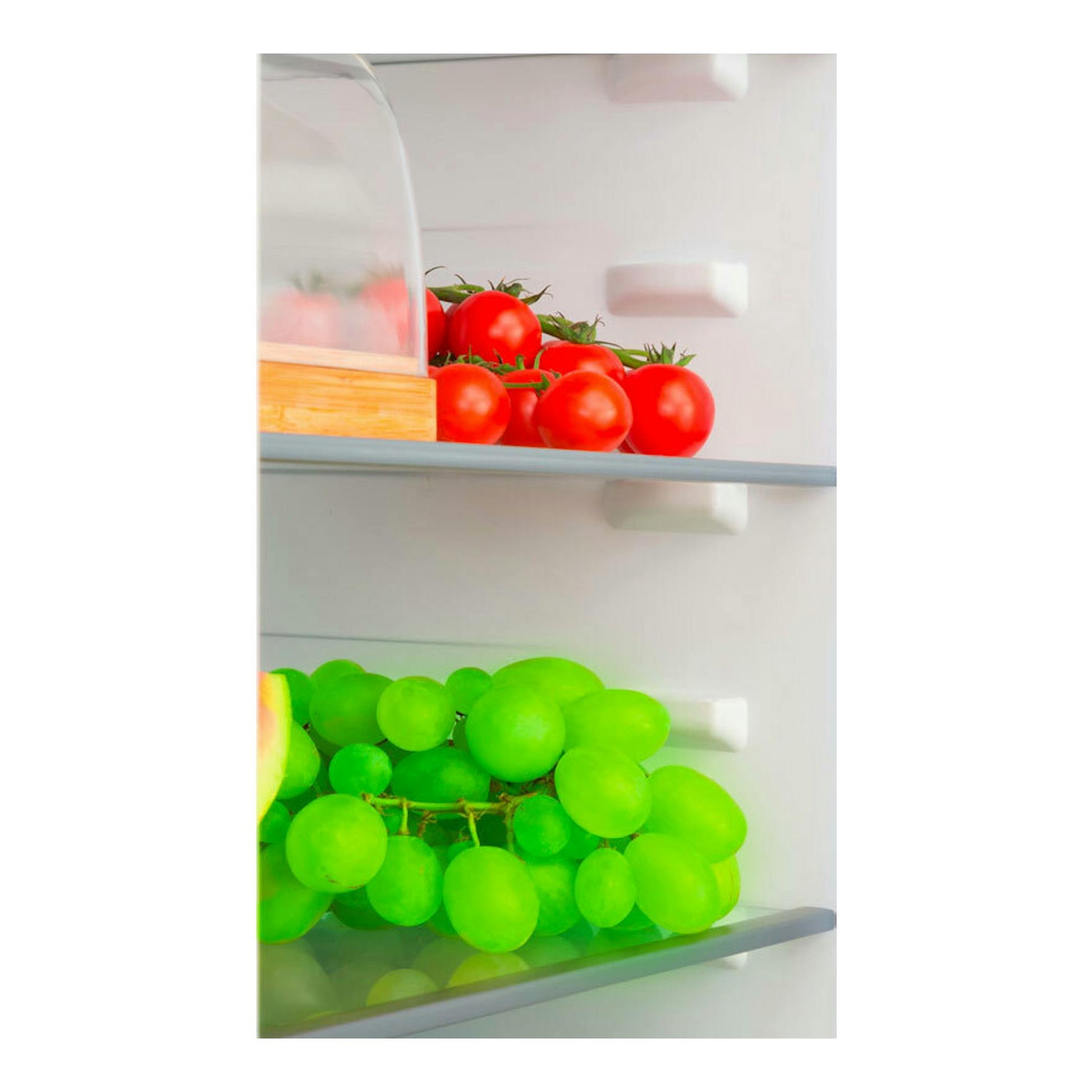 Interior de frigorífico Fagor 3FIC-5550 con tomates y uvas verdes en estantes de vidrio.