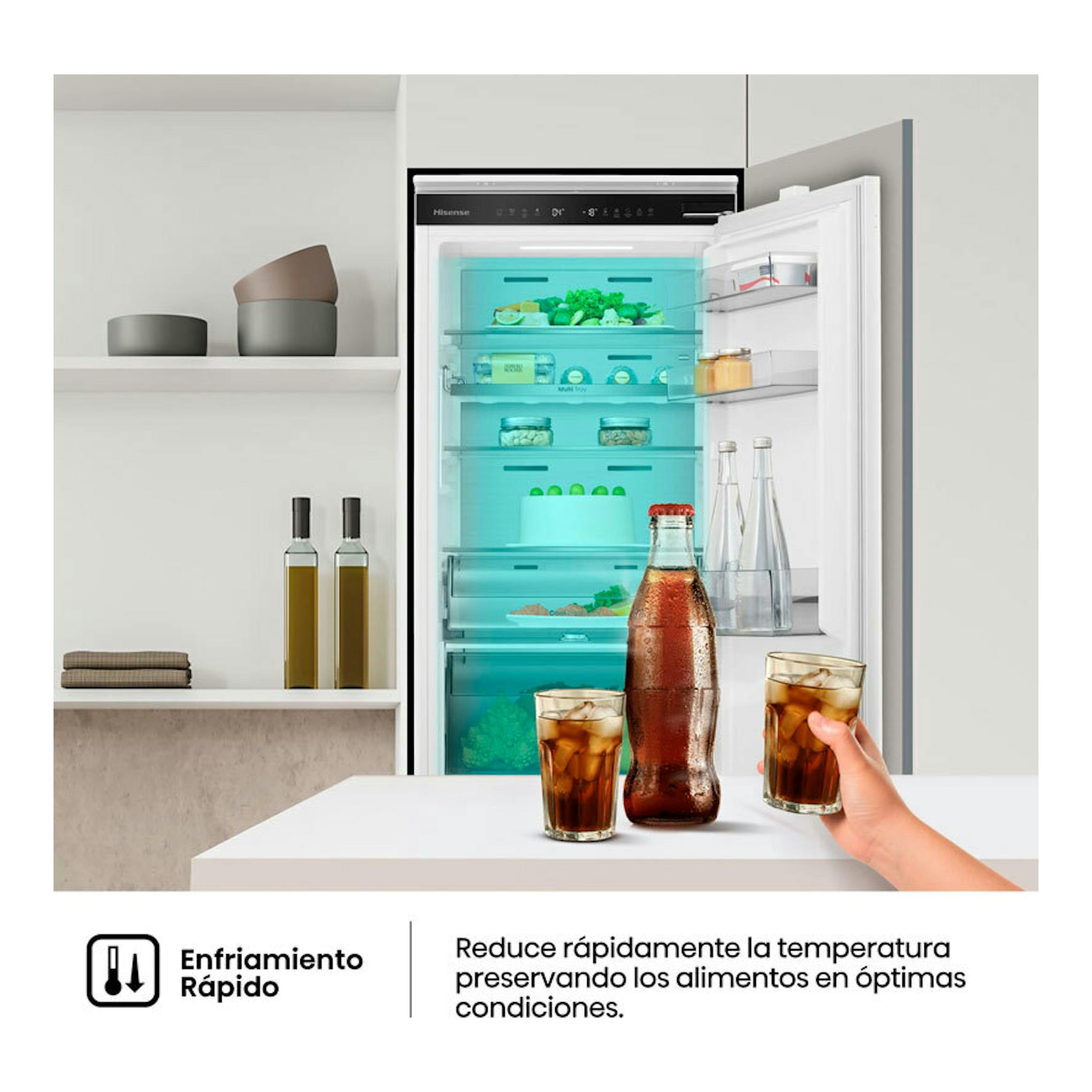 Frigorífico combi integrable Hisense RB3B250SAWE blanco, vista frontal con la puerta abierta e interior visible.