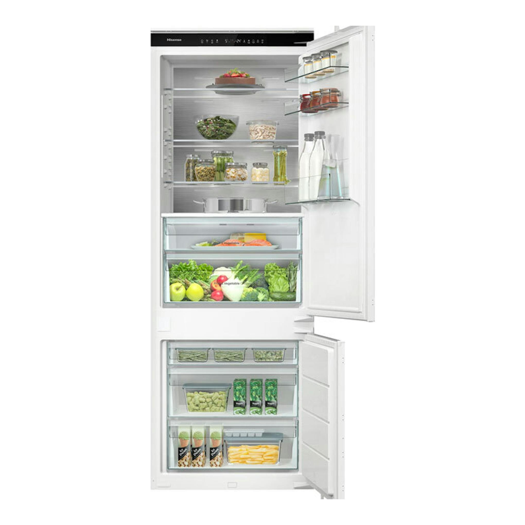 Frigorífico combi integrable Hisense RB3B370SAWD1 blanco, con puertas abiertas y compartimentos interiores.