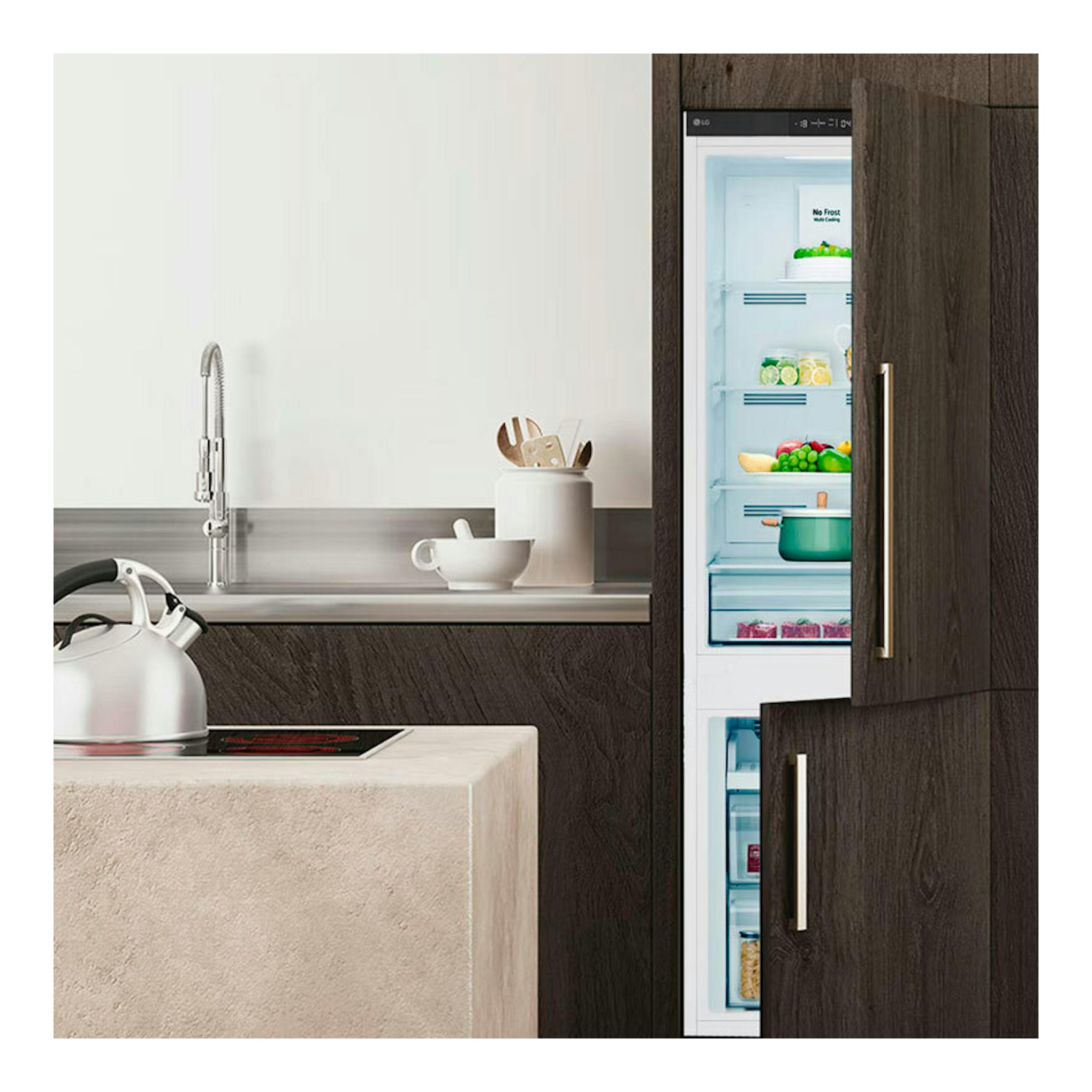 Frigorífico combi integrable LG GTFN256SER, puerta abierta en cocina, interior blanco con baldas y alimentos.