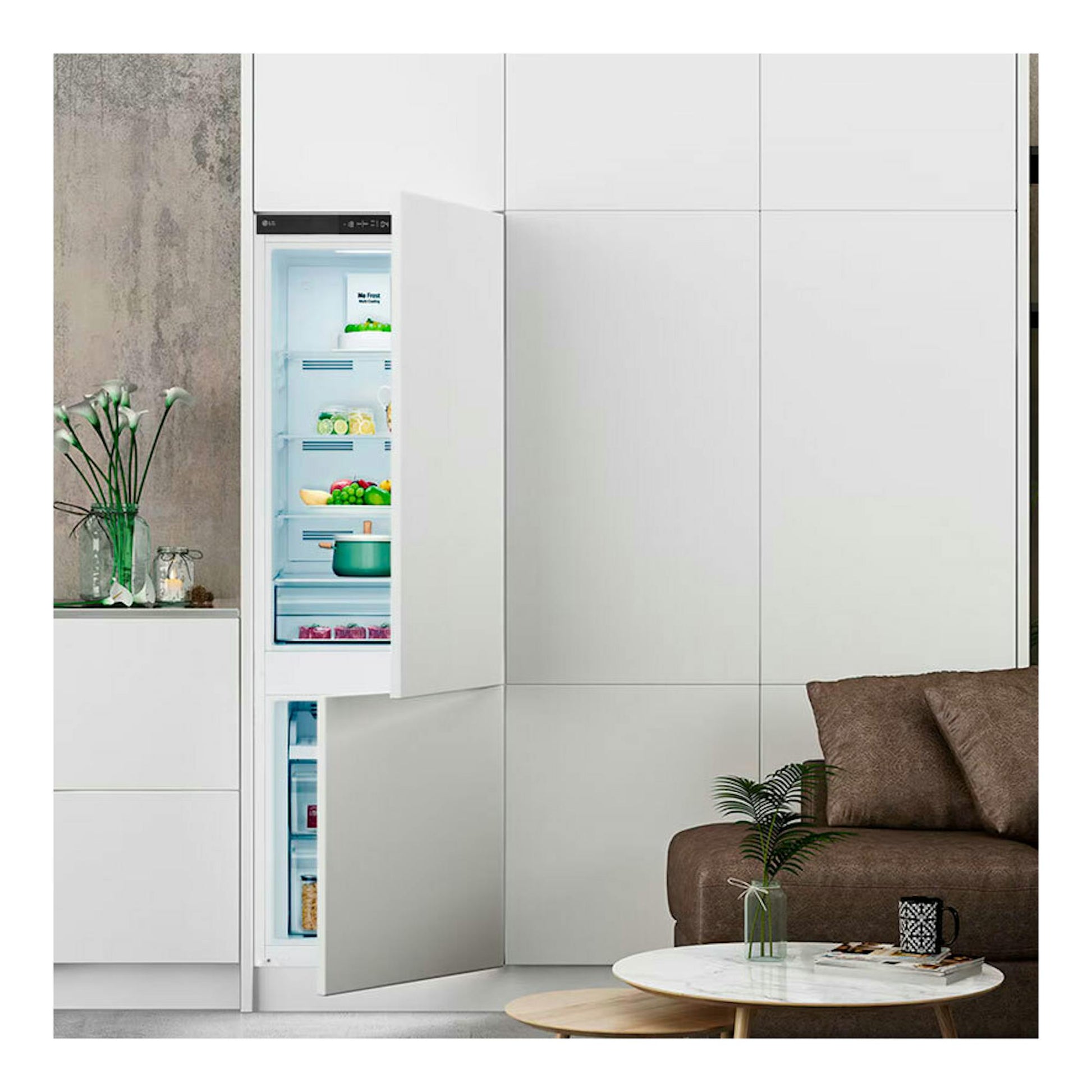 Frigorífico combi integrable LG blanco, visto de frente con puertas abiertas e interior visible, encastrado.