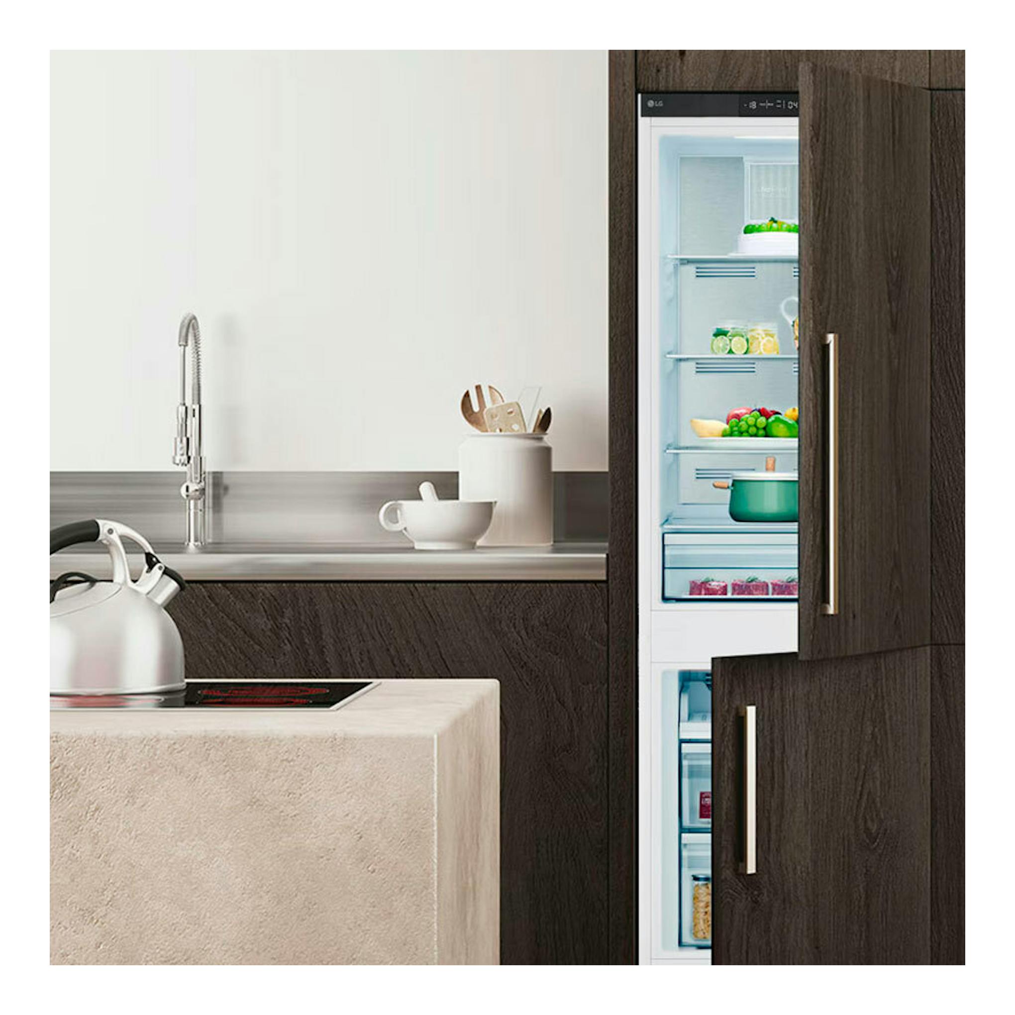 Frigorífico combi integrable LG GTFN256SET, visto de frente con la puerta abierta en una cocina.