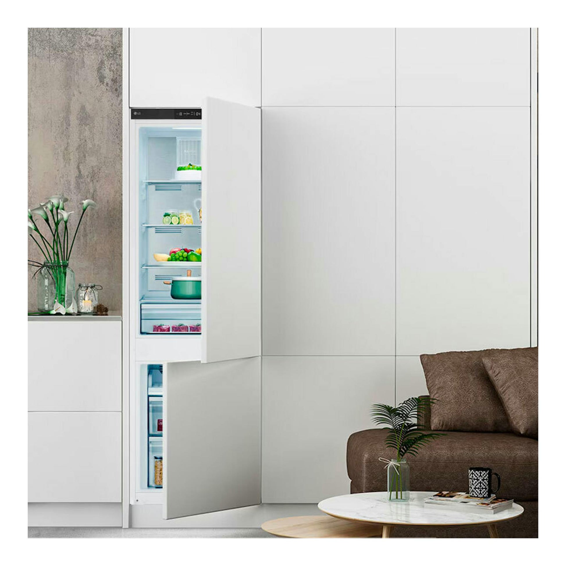 Frigorífico combi integrable LG GTFN256SET, blanco, visto de frente con la puerta abierta y el interior iluminado.