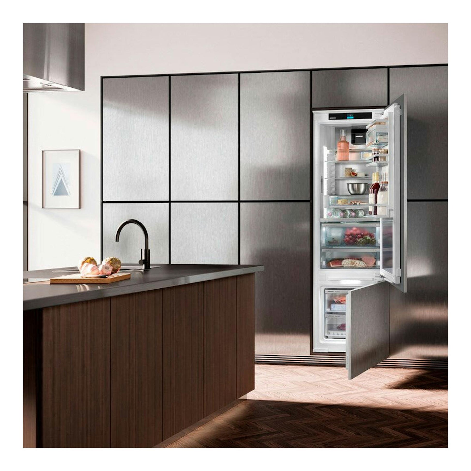 Frigorífico combi integrable Liebherr ICBci 5182 abierto en una cocina moderna, con interior visible.
