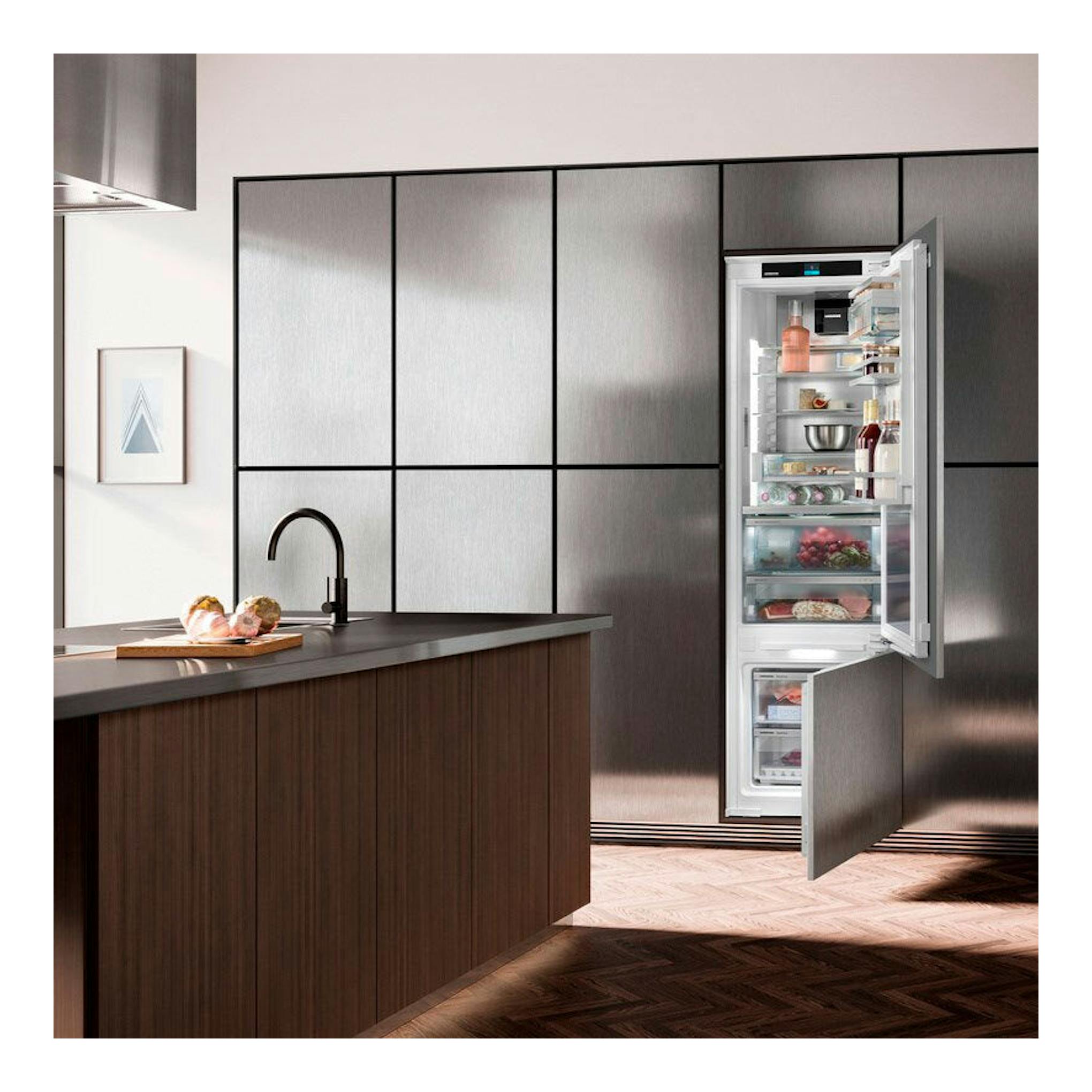 Frigorífico combi integrable Liebherr ICBci 5182 abierto en una cocina moderna, con interior visible.