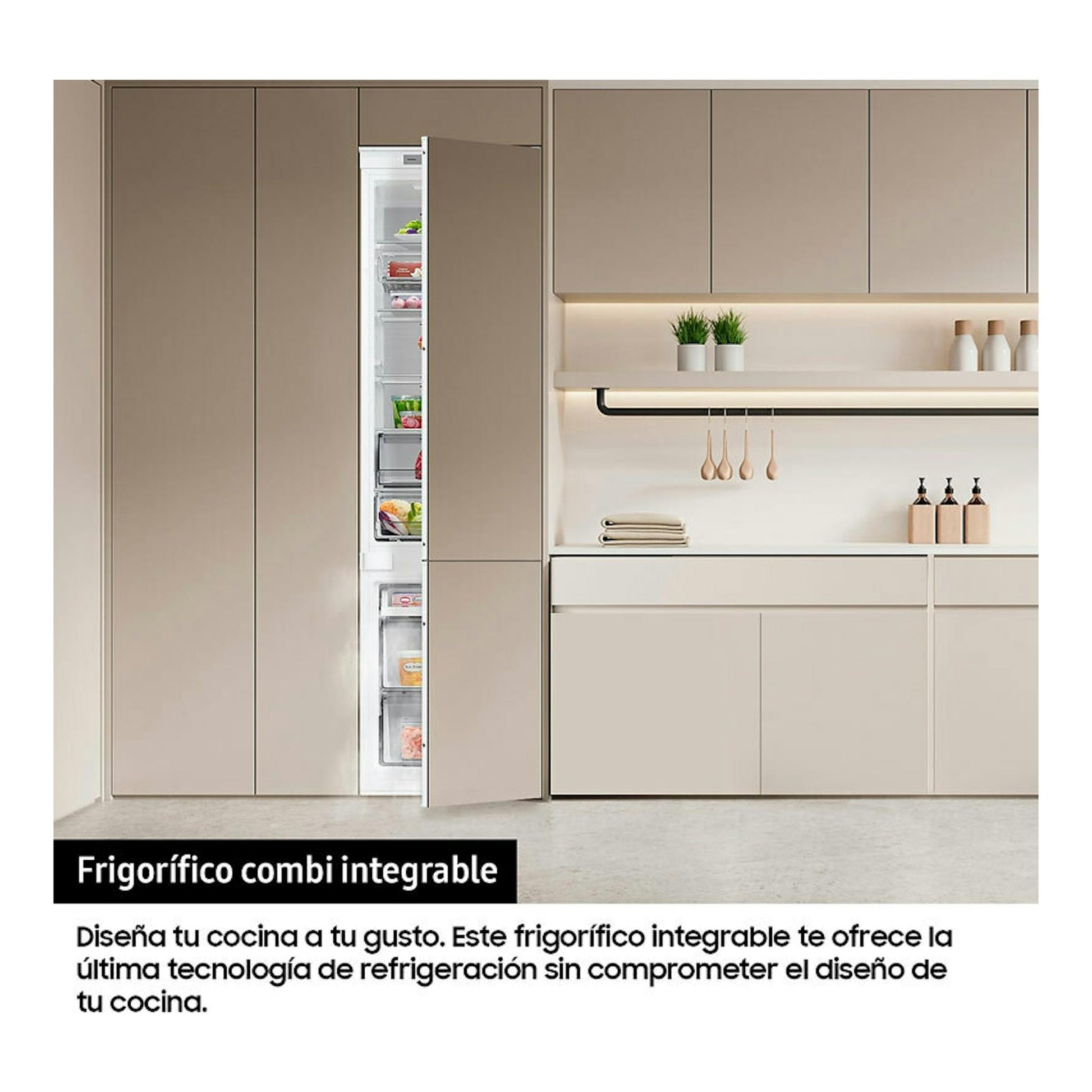 Frigorífico combi integrable Samsung BRB80F30ADS0EF, empotrado en cocina beige, con la puerta abierta y vista frontal.
