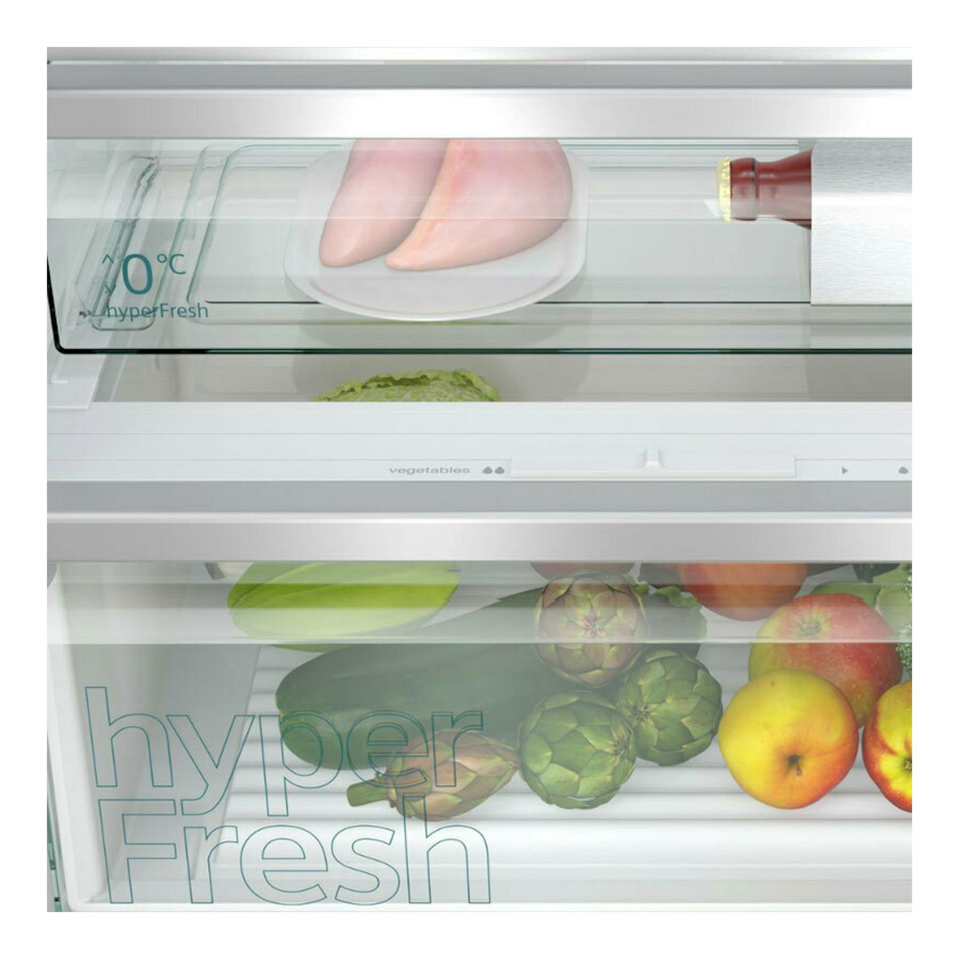 Frigorífico combi integrable Siemens KB96NADD0, vista frontal del interior con cajones HyperFresh y alimentos.