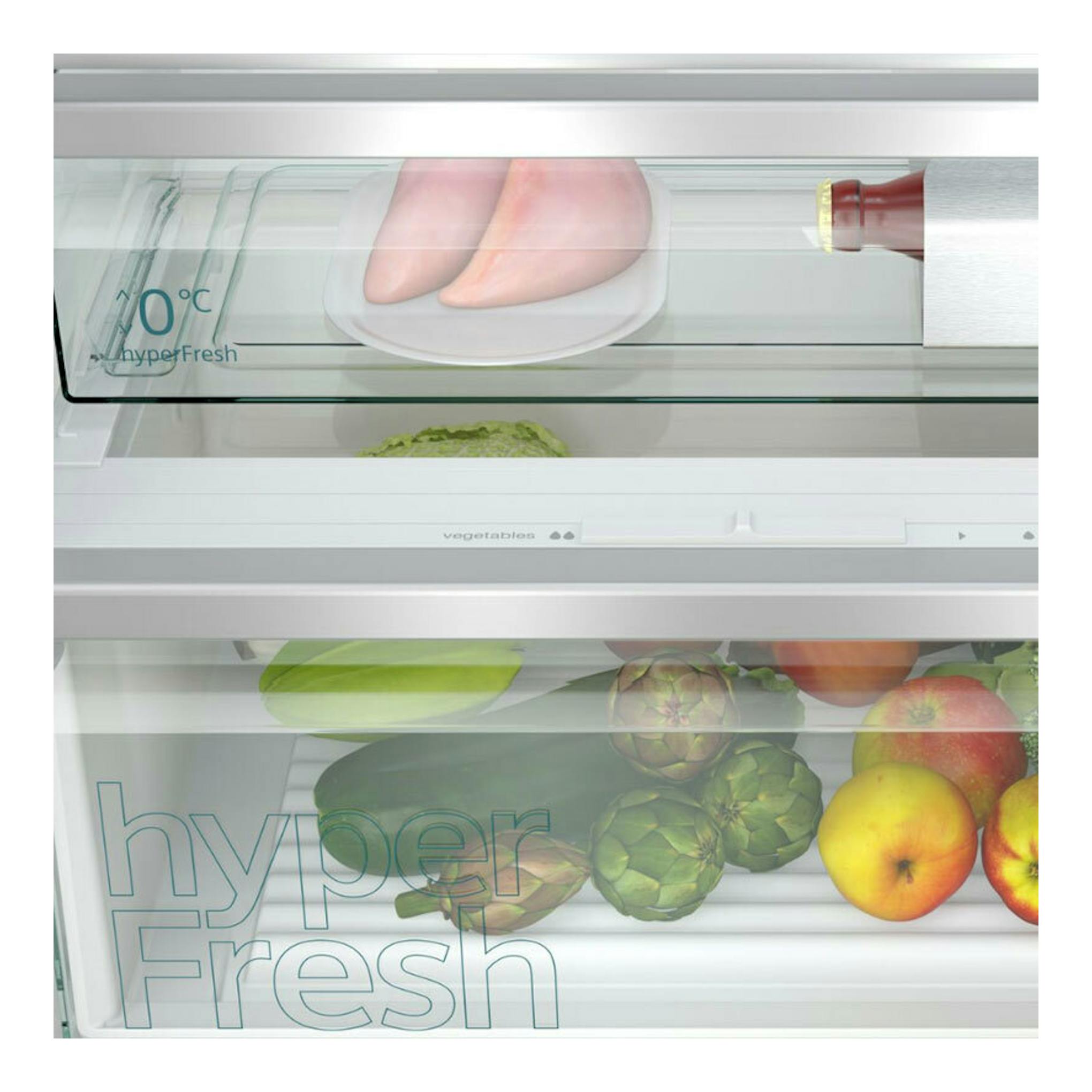 Frigorífico combi integrable Siemens KB96NADD0, vista frontal del interior con cajones HyperFresh y alimentos.