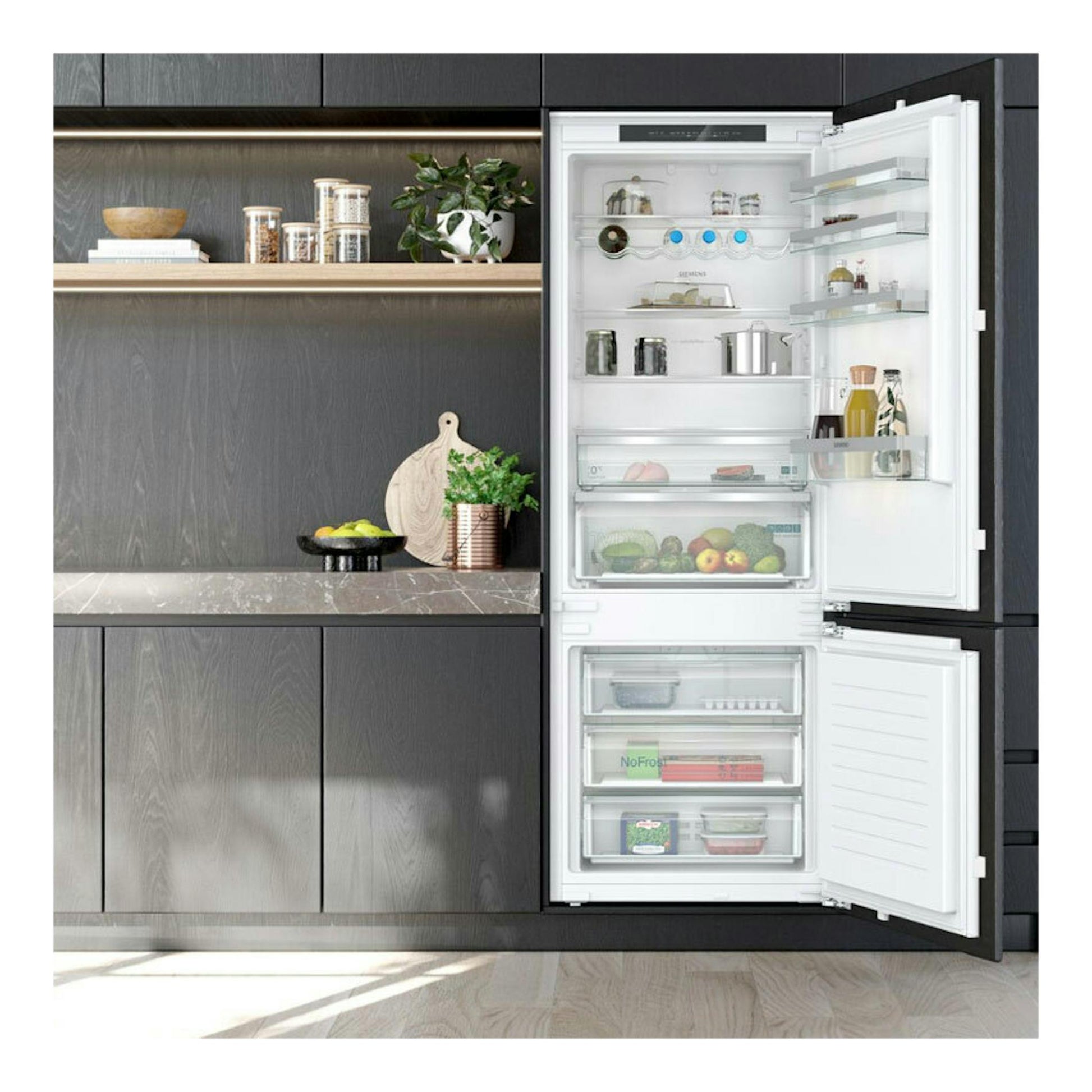Frigorífico combi integrable Siemens KB96NVFE0, visto de frente, con puertas abiertas y interior blanco.