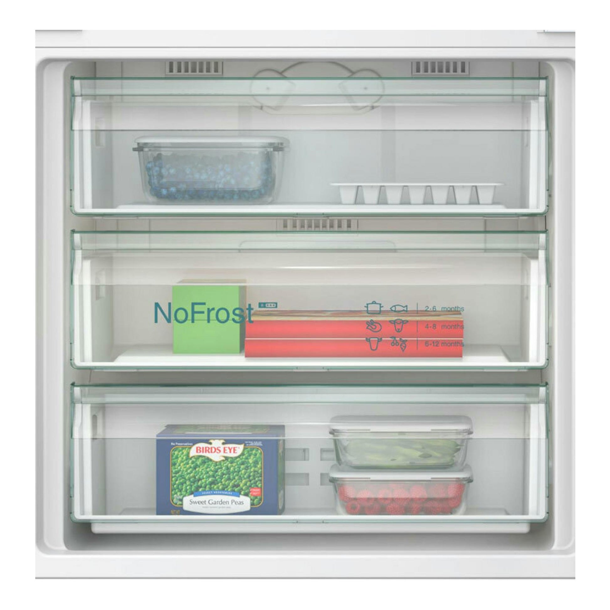 Vista frontal del interior de un frigorífico combi integrable blanco Siemens KB96NVFE0 con sistema NoFrost.