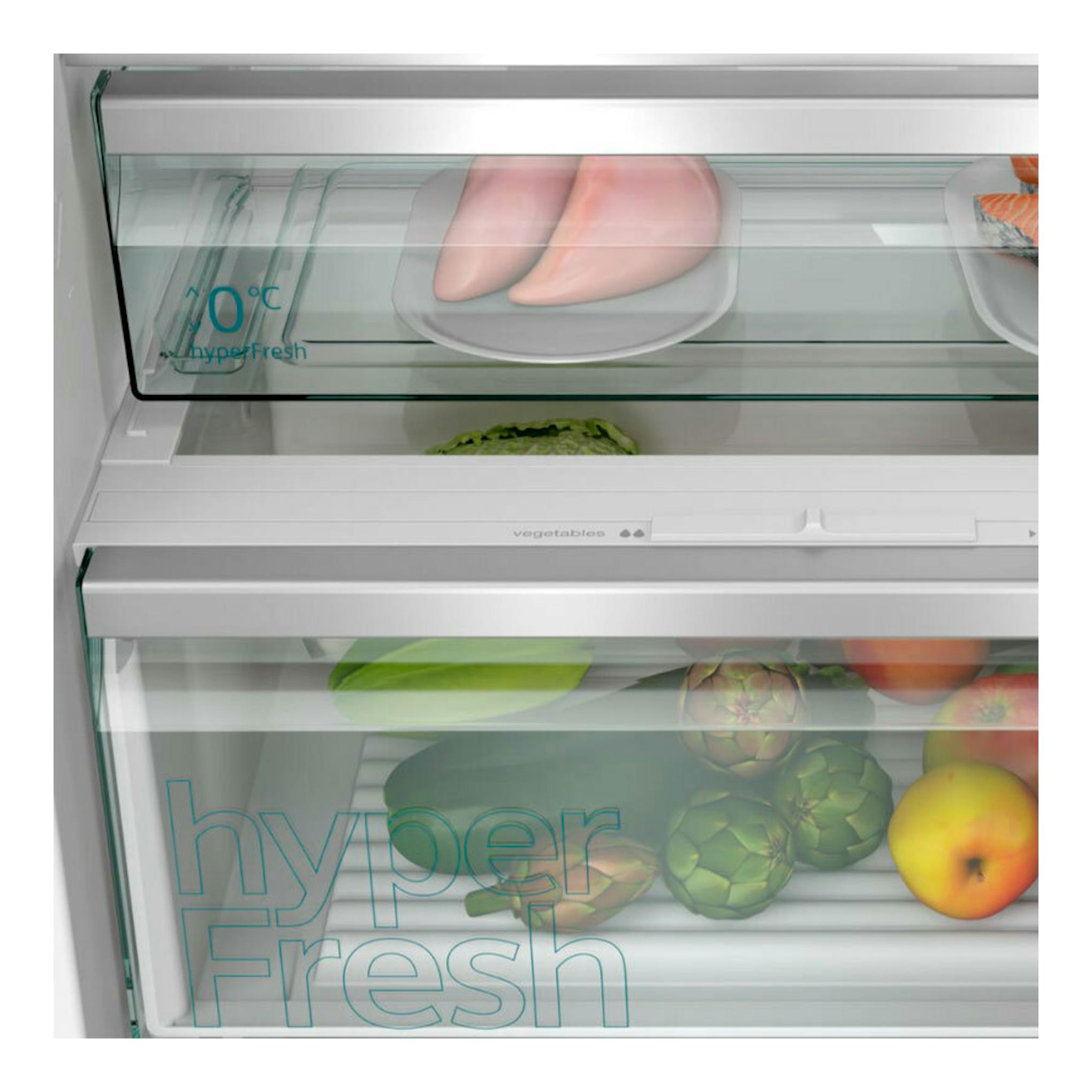 Frigorífico combi integrable Siemens KB96NVSE0, vista frontal del interior con cajones hyperFresh y frutas.