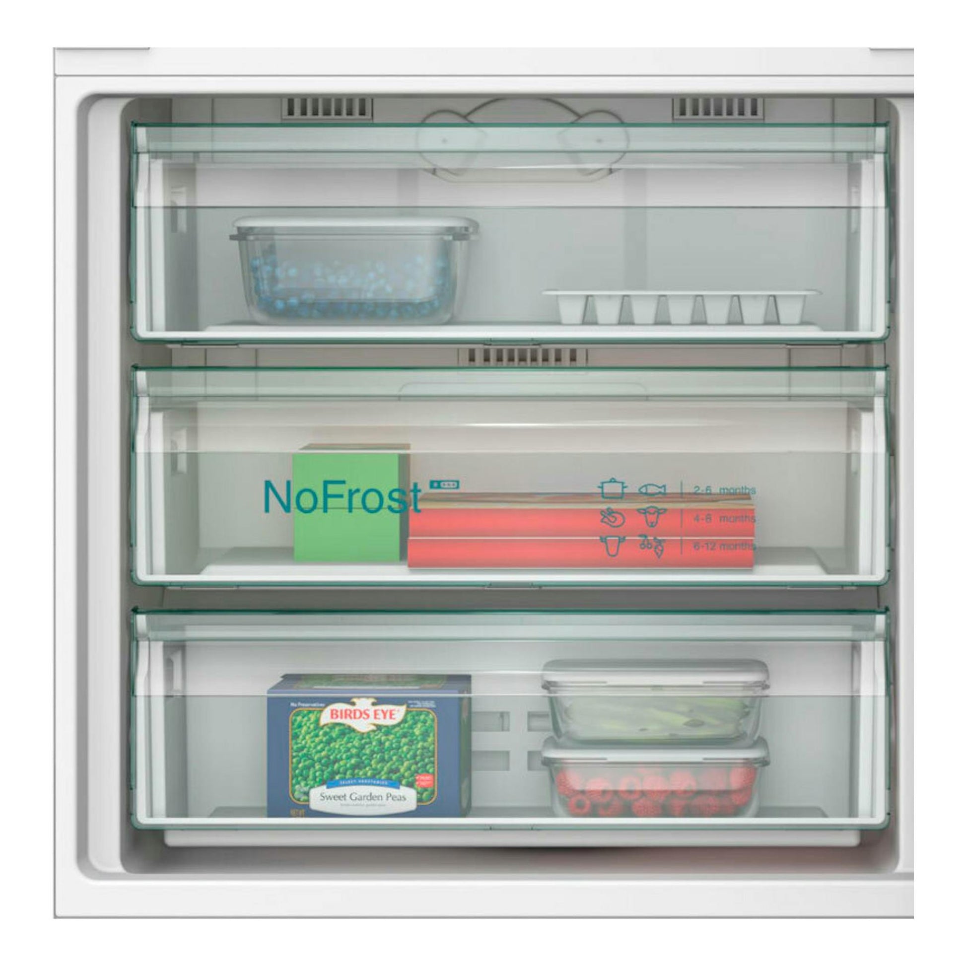 Interior frontal de frigorífico combi integrable Siemens KB96NVSE0, con cajones transparentes y compartimentos.