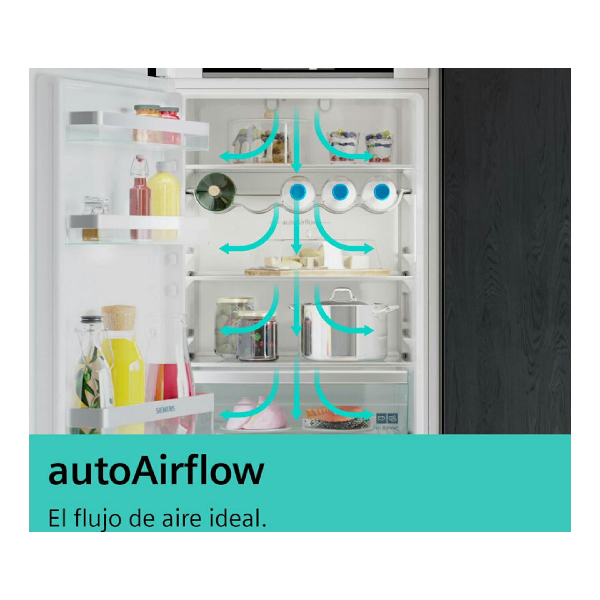 Interior frontal de frigorífico combi integrable Siemens KI86NADD0 abierto, con estantes blancos y autoAirflow.