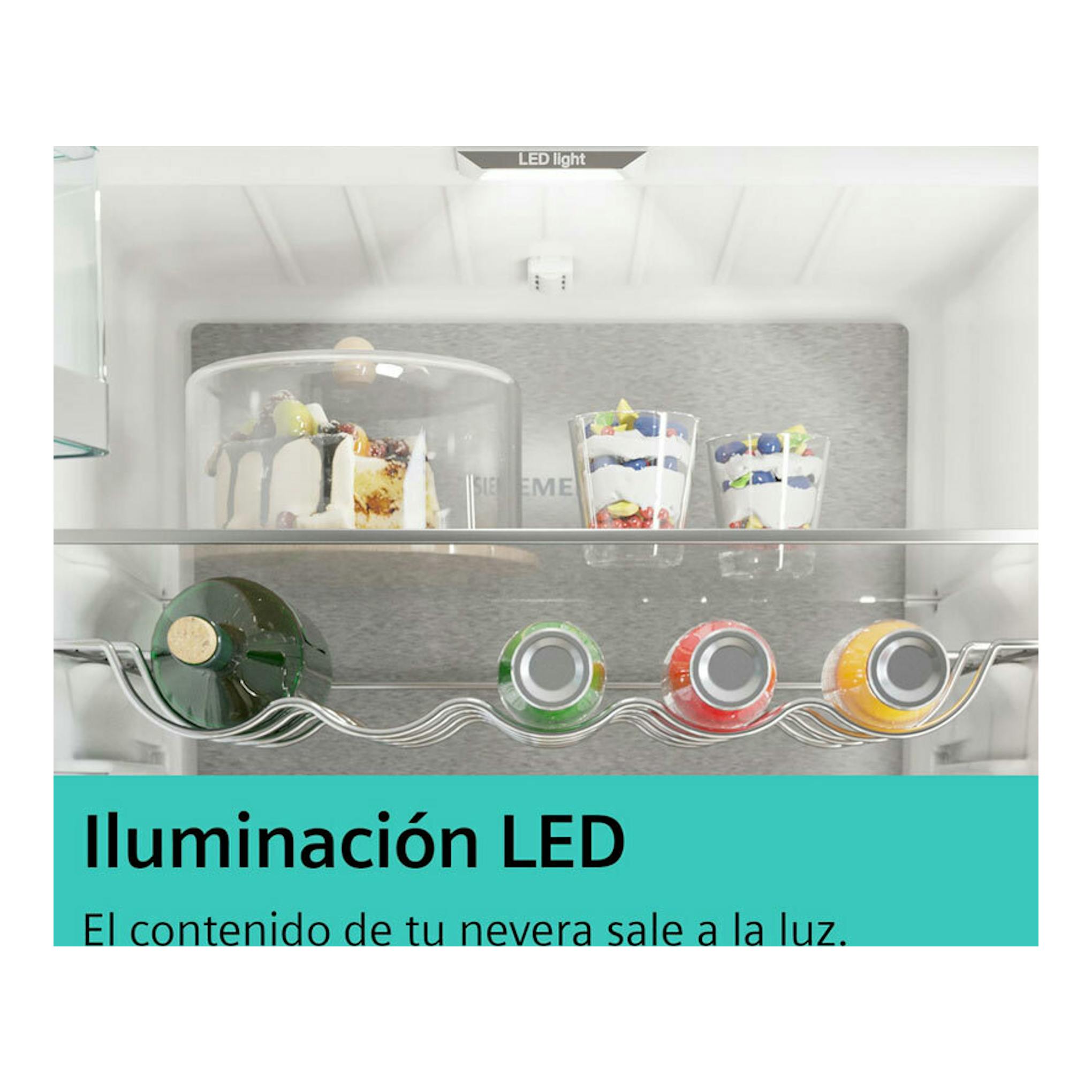 Interior de frigorífico combi integrable Siemens KI86NADD0, vista frontal, con luz LED, botellas y postres.