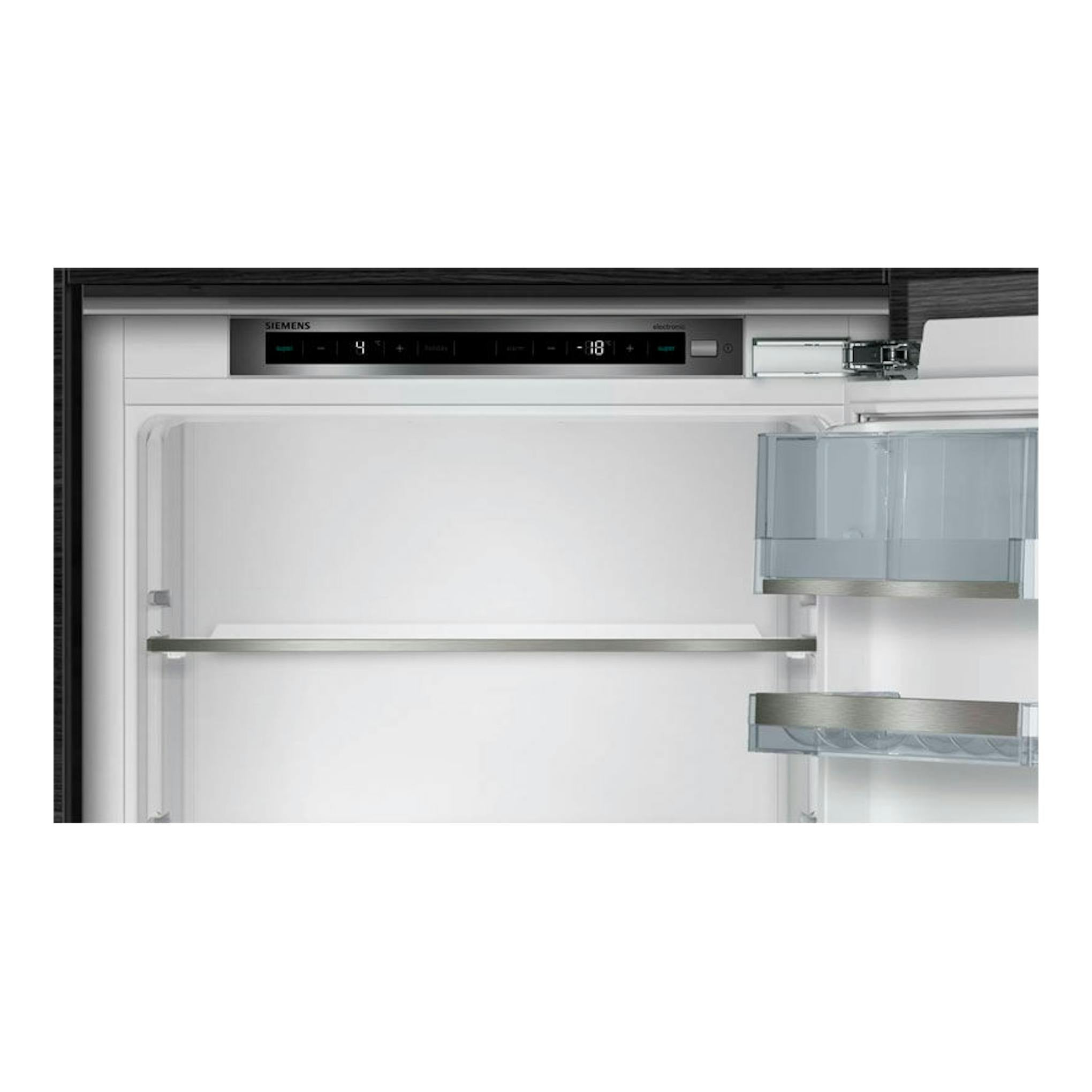 Frigorífico combi integrable Siemens KI86SAFE0, vista frontal interior en blanco con puerta abierta.