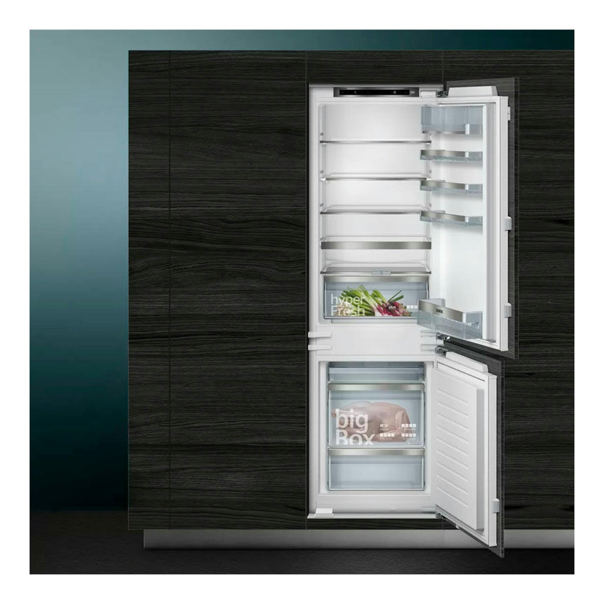 Frigorífico combi integrable Siemens KI86SAFE0, vista frontal con puertas abiertas en mueble oscuro.