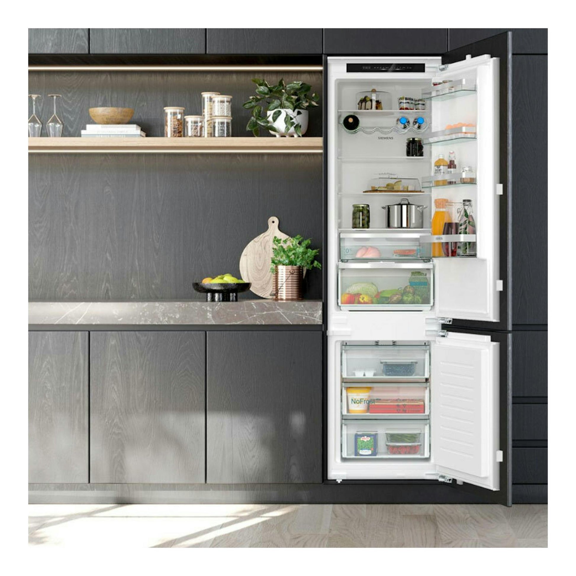 Frigorífico combi integrable Siemens KI96NVFD0, vista frontal con puertas abiertas y congelador inferior.