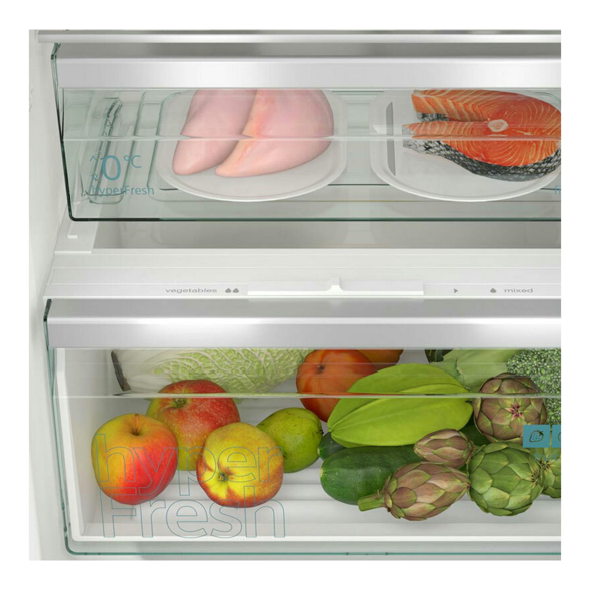 Vista frontal del interior de un frigorífico combi integrable Siemens KI96NVFD0, con cajones y alimentos.