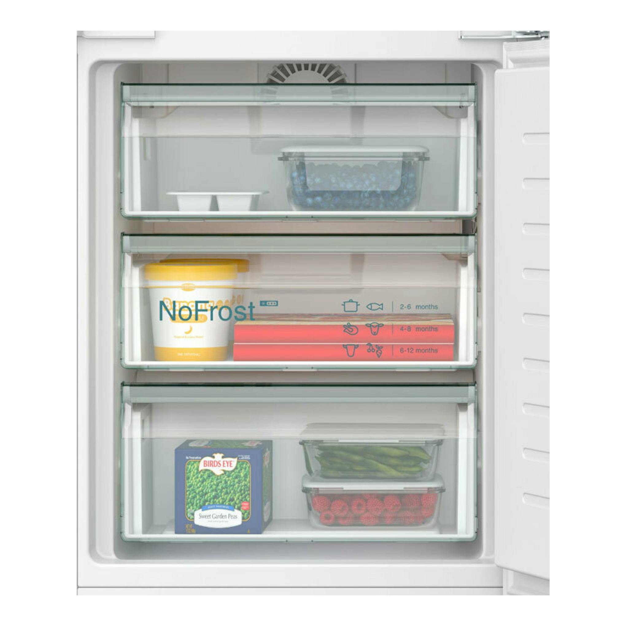 Interior de frigorífico combi integrable Siemens KI96NVFD0, vista frontal con puerta abierta y cajones transparentes.