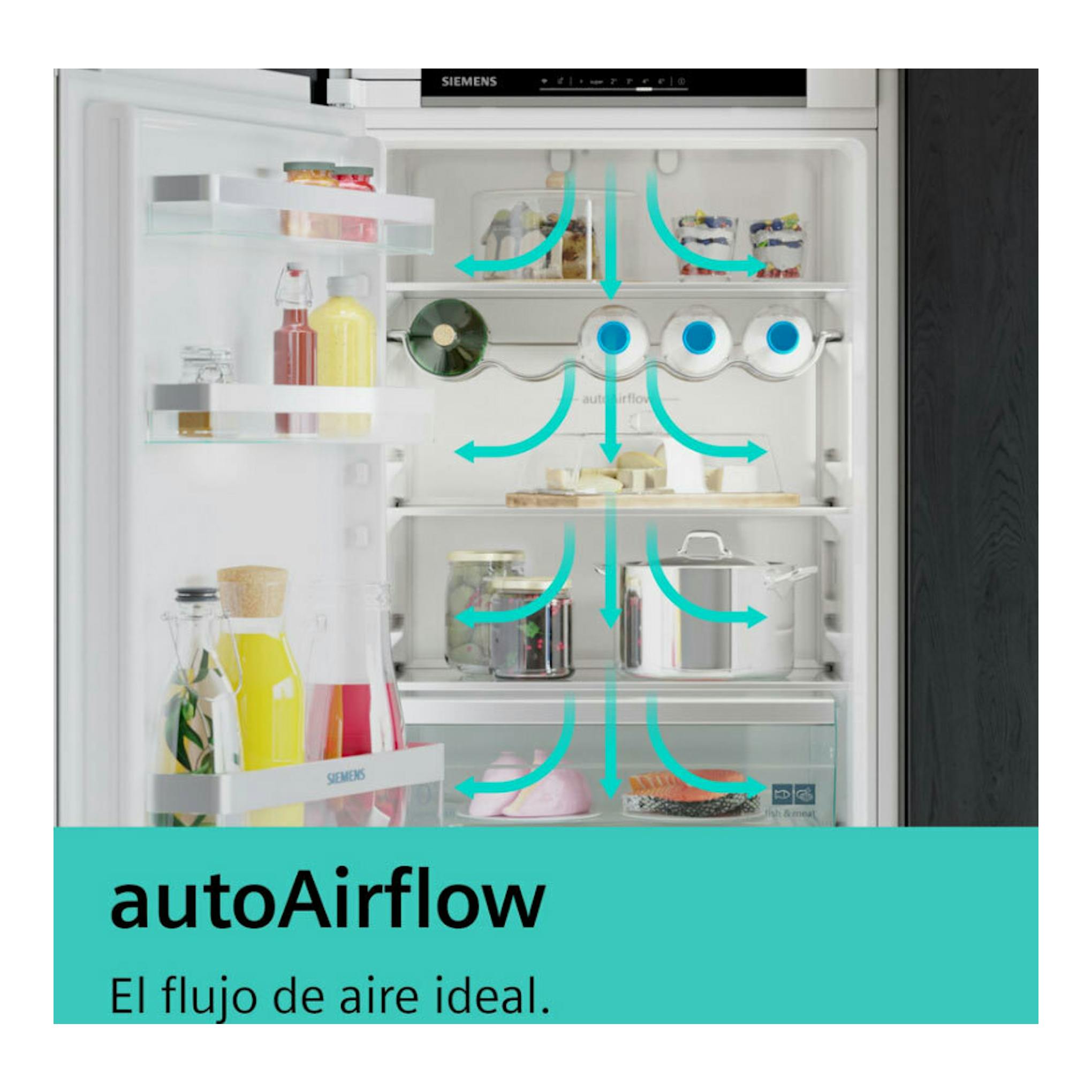 Frigorífico combi integrable Siemens KI96NVFD0 abierto, interior con estantes, botellas y gráfica autoAirflow.