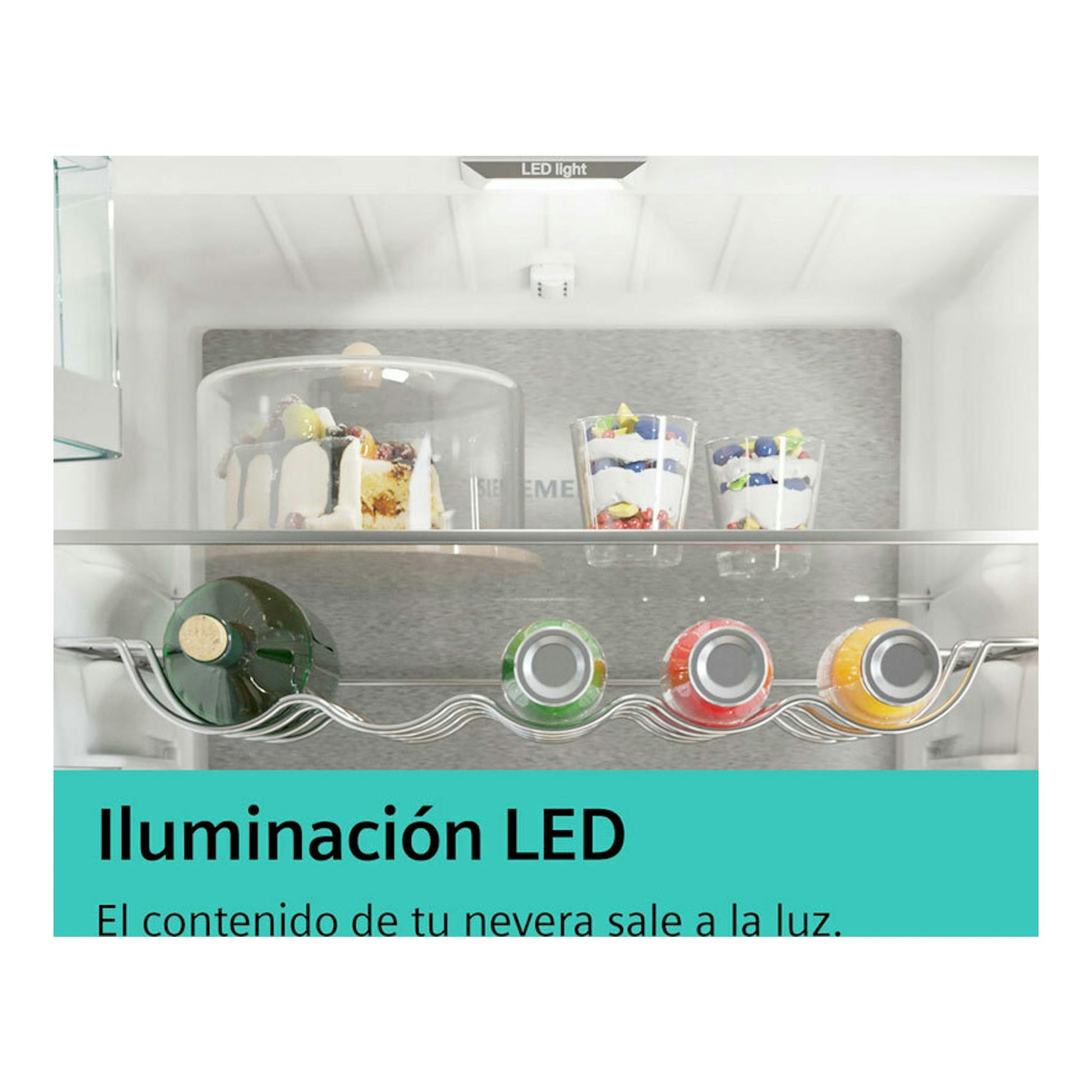 Interior de frigorífico Siemens KI96NVFD0, vista frontal, con estante de botellas y luz LED.