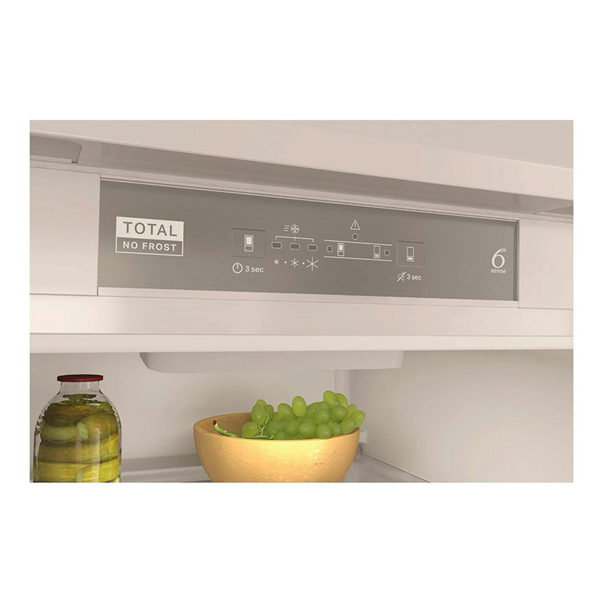 Interior superior de frigorífico integrable Whirlpool WHC18 T323, panel gris con Total No Frost y 6th Sense, vista frontal.