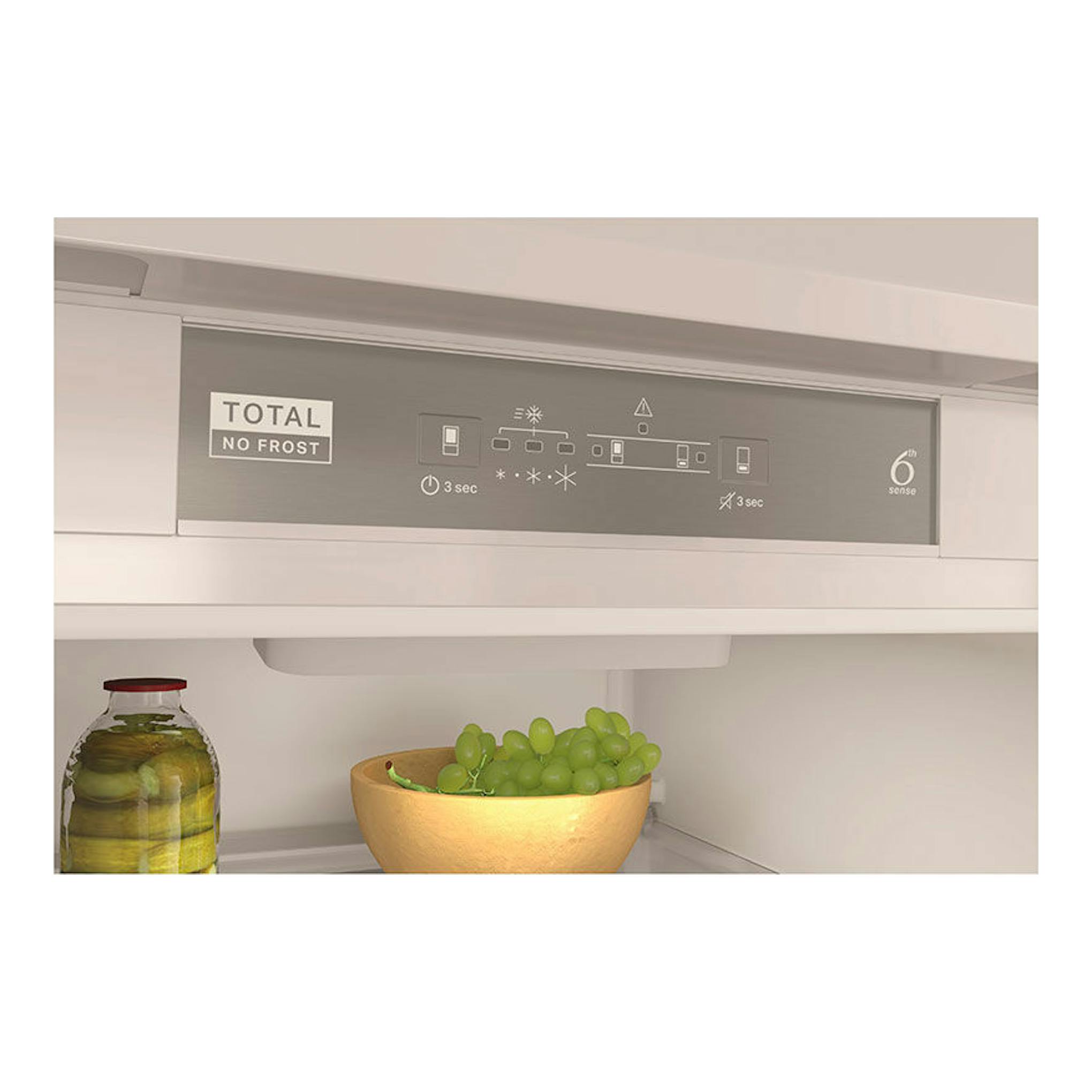 Interior superior de frigorífico integrable Whirlpool WHC18 T323, panel gris con Total No Frost y 6th Sense, vista frontal.