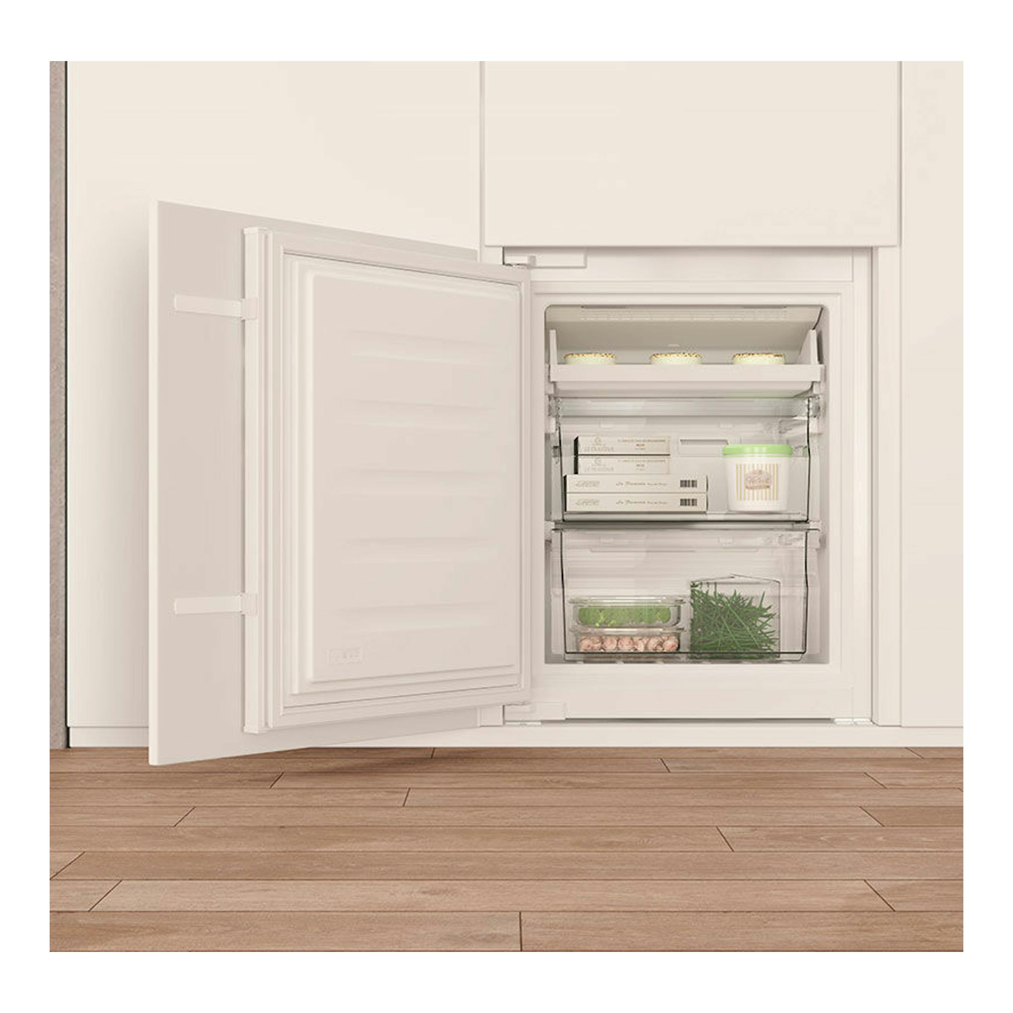 Frigorífico combi integrable Whirlpool WHC18 T323 blanco, puerta abierta, vista frontal del interior.