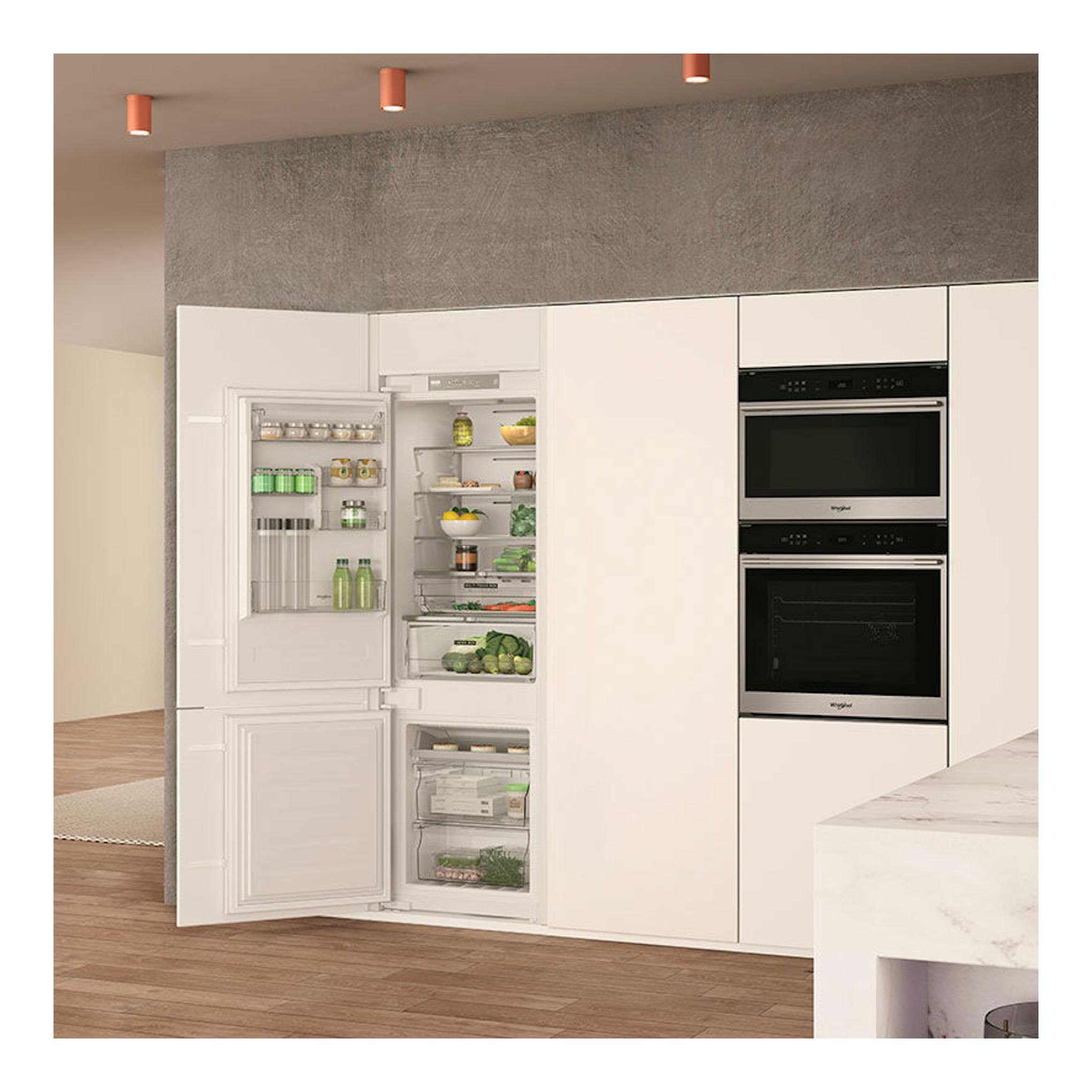Frigorífico combi integrable Whirlpool WHC18 T323 en cocina, vista frontal con puertas abiertas, blanco.
