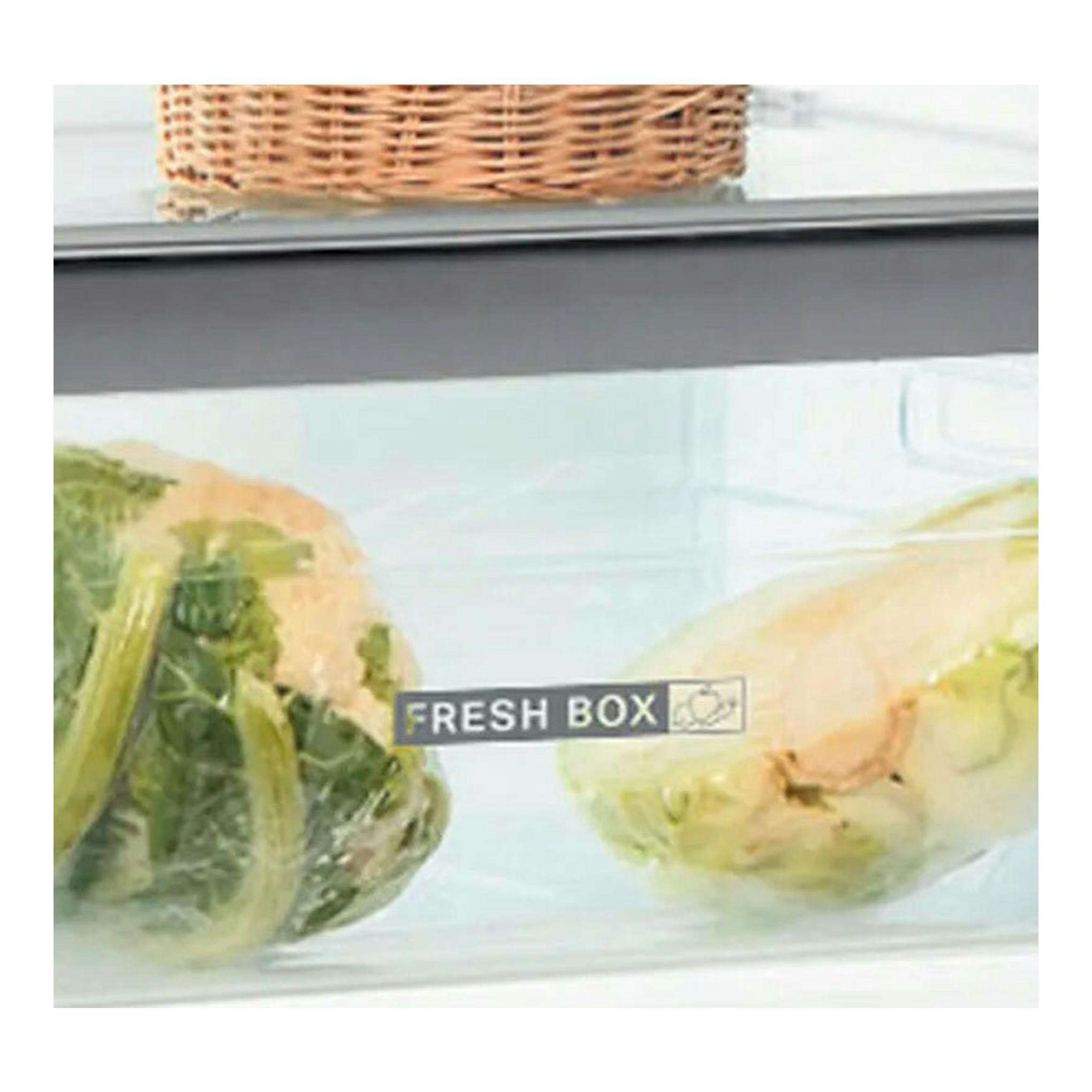 Whirlpool ART 66112: cajón Fresh Box de frigorífico blanco con verduras, vista frontal.