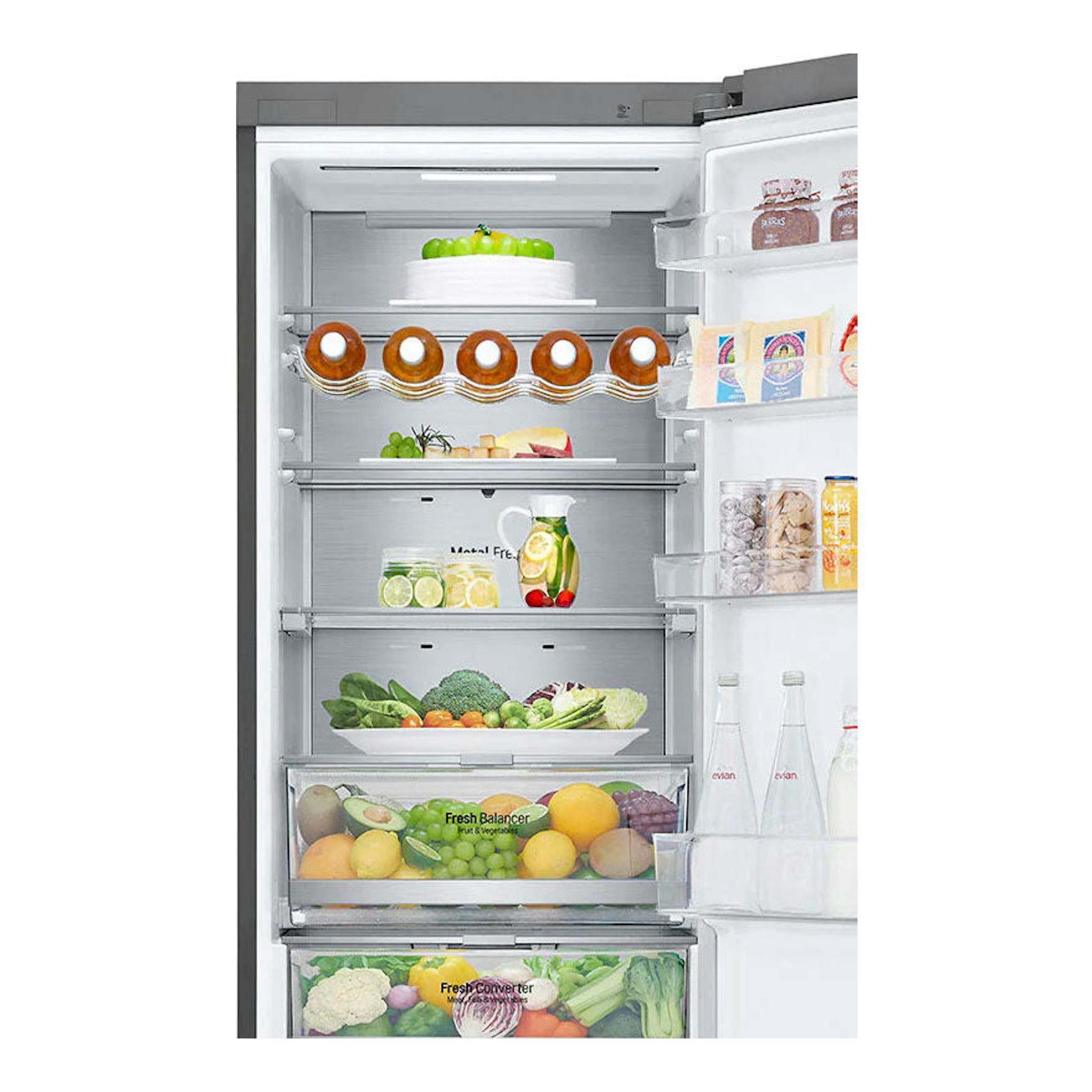 Frigorífico combi LG GBB72NSUCN en inox, puerta abierta, con interior blanco, estantes y alimentos visibles.