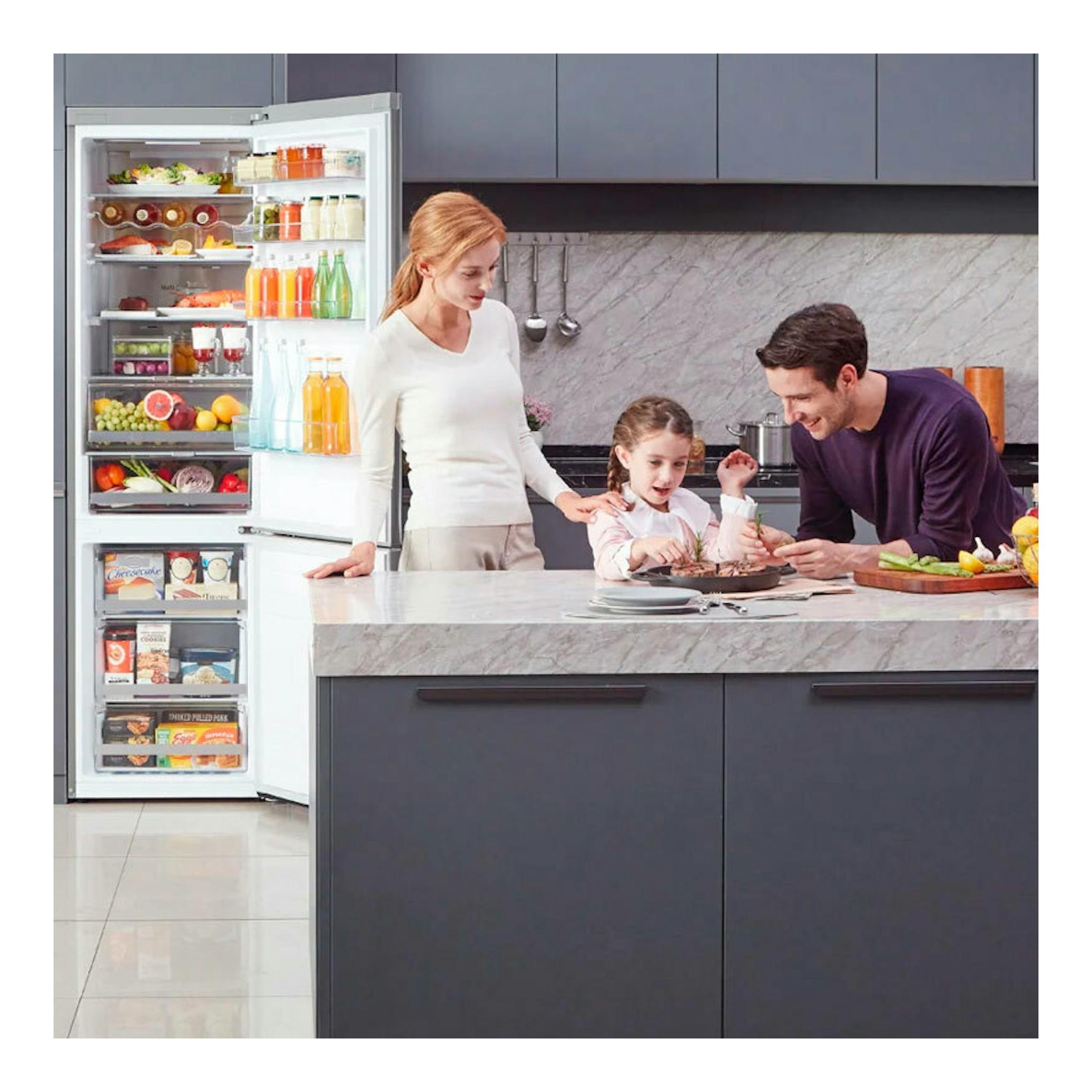 Frigorífico combi LG GBB72NSUCN1 en acero, con puerta abierta y estantes llenos en una cocina.