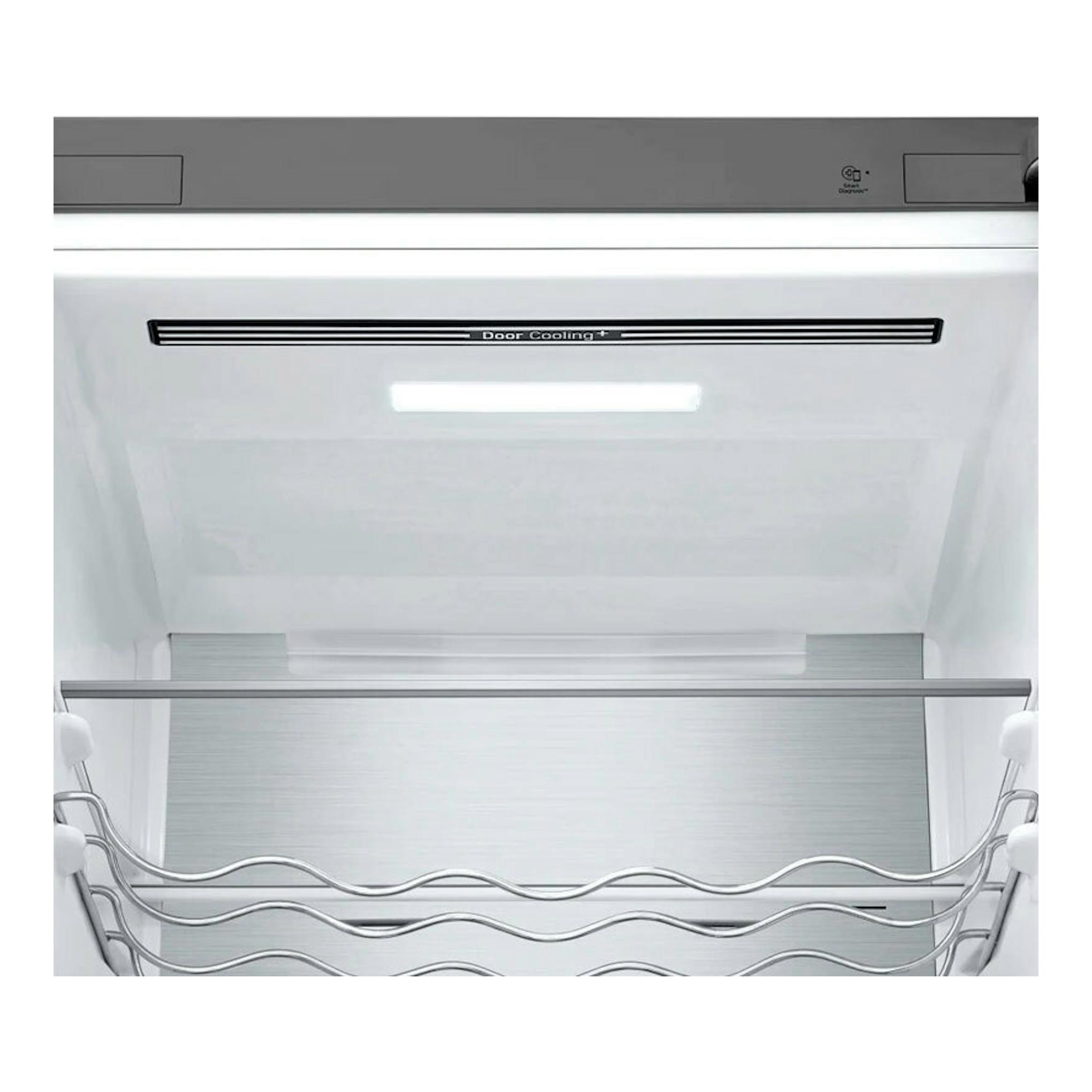 Vista interior de frigorífico combi LG GBB72NSUCN1 en acero, con balda para botellas y Door Cooling+.