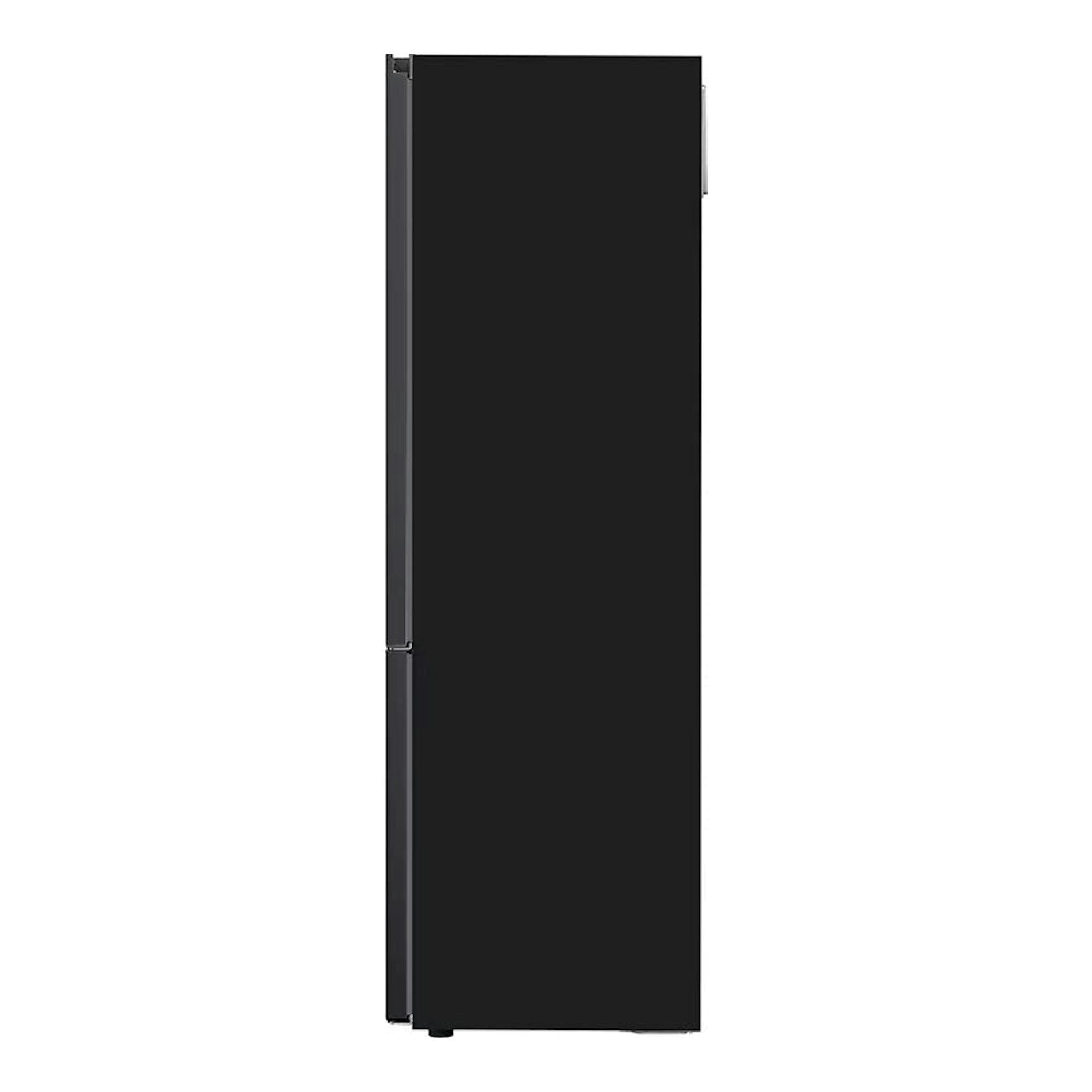 Frigorífico combi LG GBB92MCB1P negro, vista frontal con leve ángulo izquierdo.