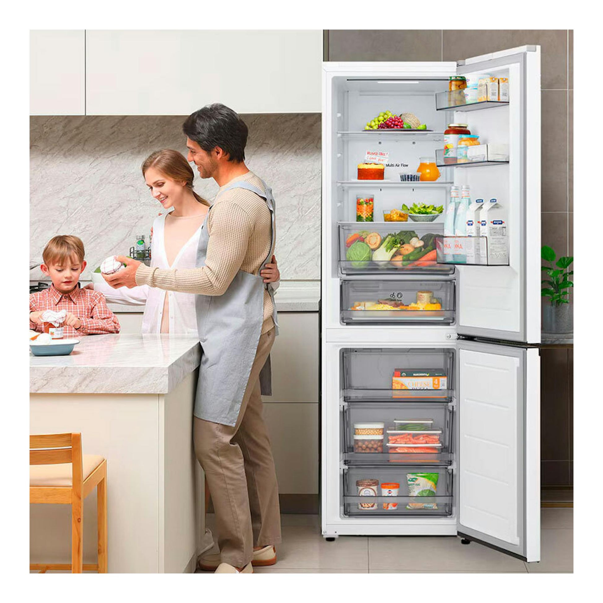 Frigorífico combi LG GBBSJ10DSW blanco, vista frontal con puertas abiertas y estantes llenos de alimentos.