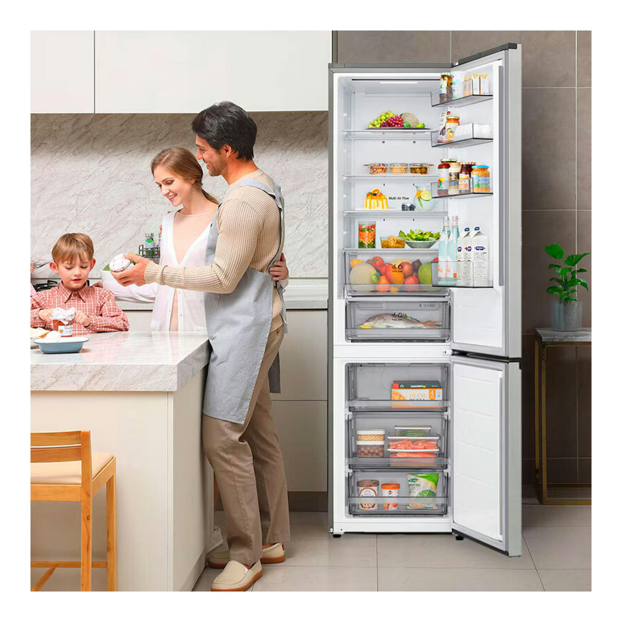 Frigorífico combi LG GBBSJ20DPY inox, vista frontal abierta, con compartimentos y alimentos visibles.