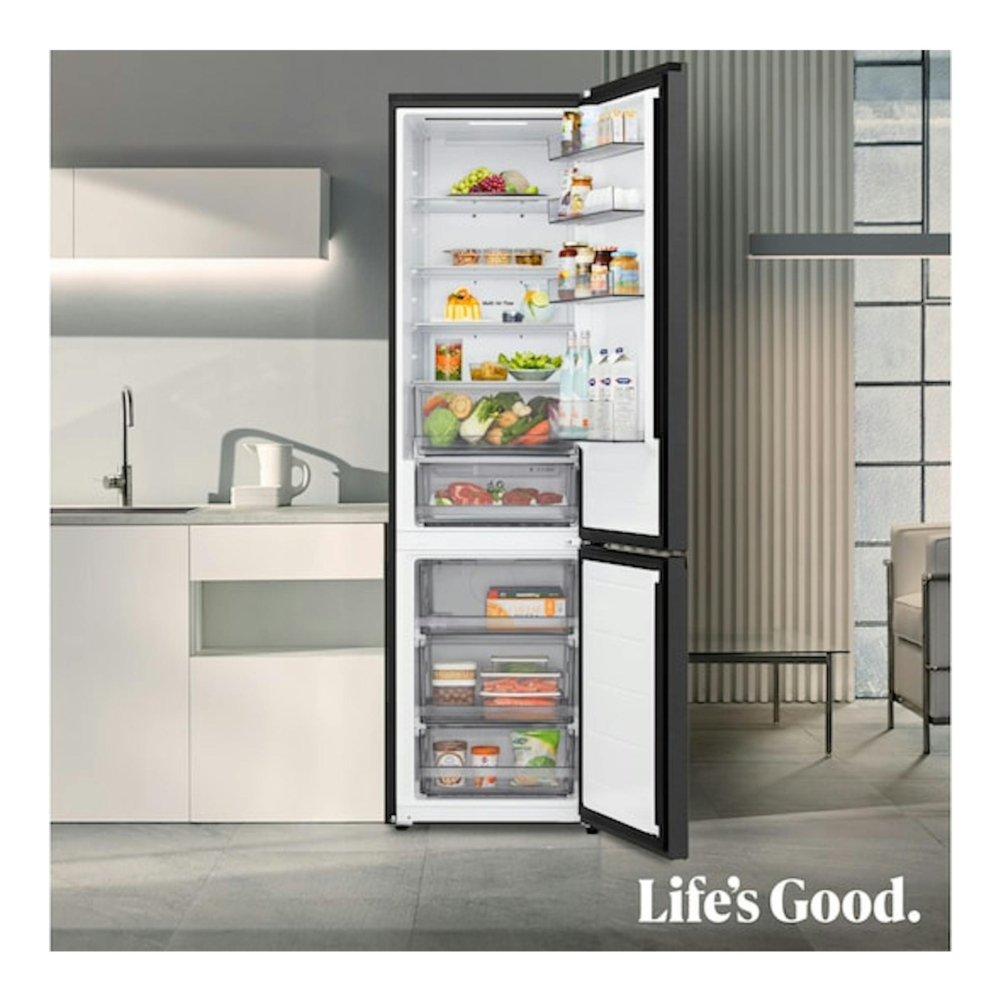 Frigorífico combi LG GBBSJ20EEP negro, abierto de frente, con estantes y cajones visibles.