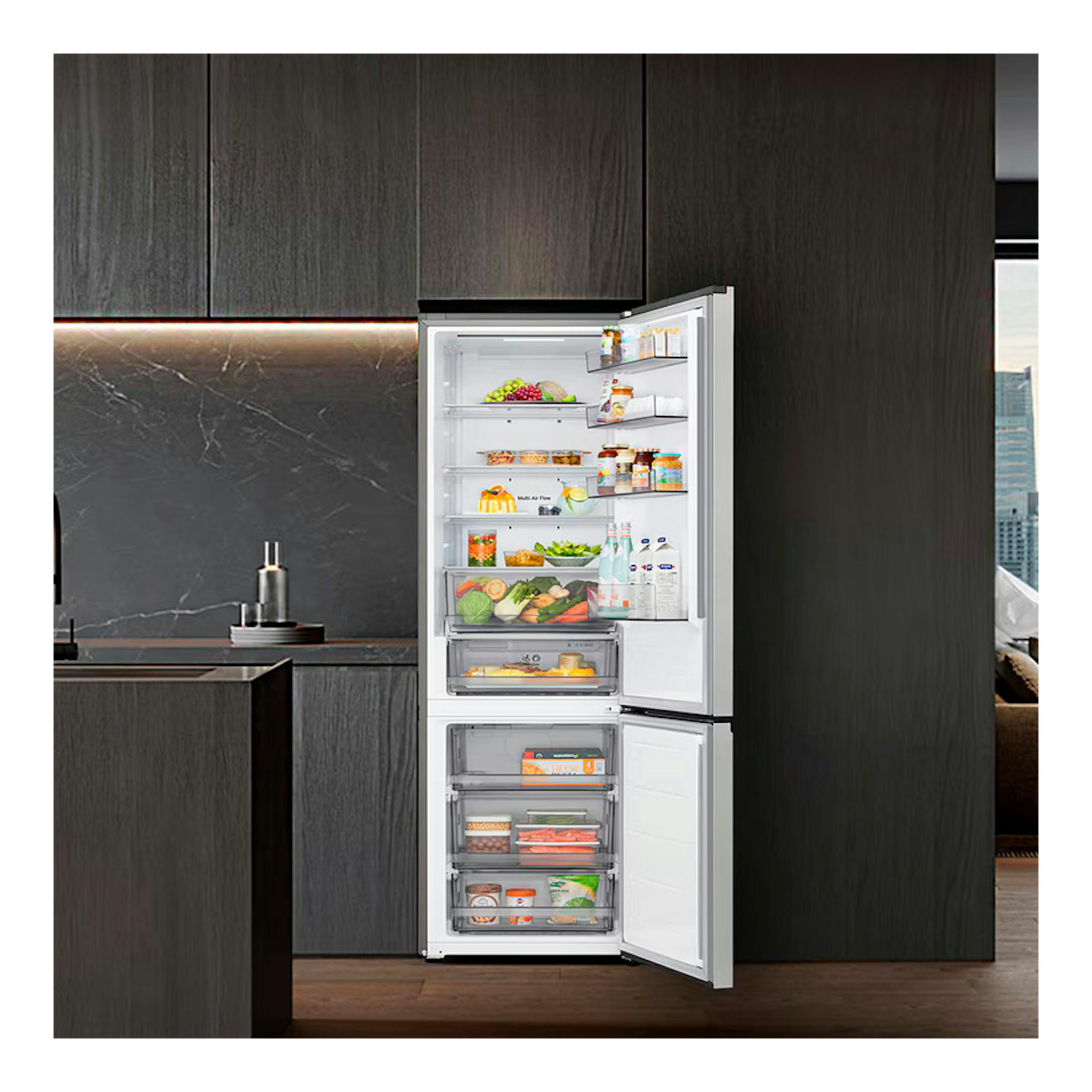 Frigorífico combi LG GBBSJ20EPY inox, abierto, con compartimentos visibles en una cocina moderna.